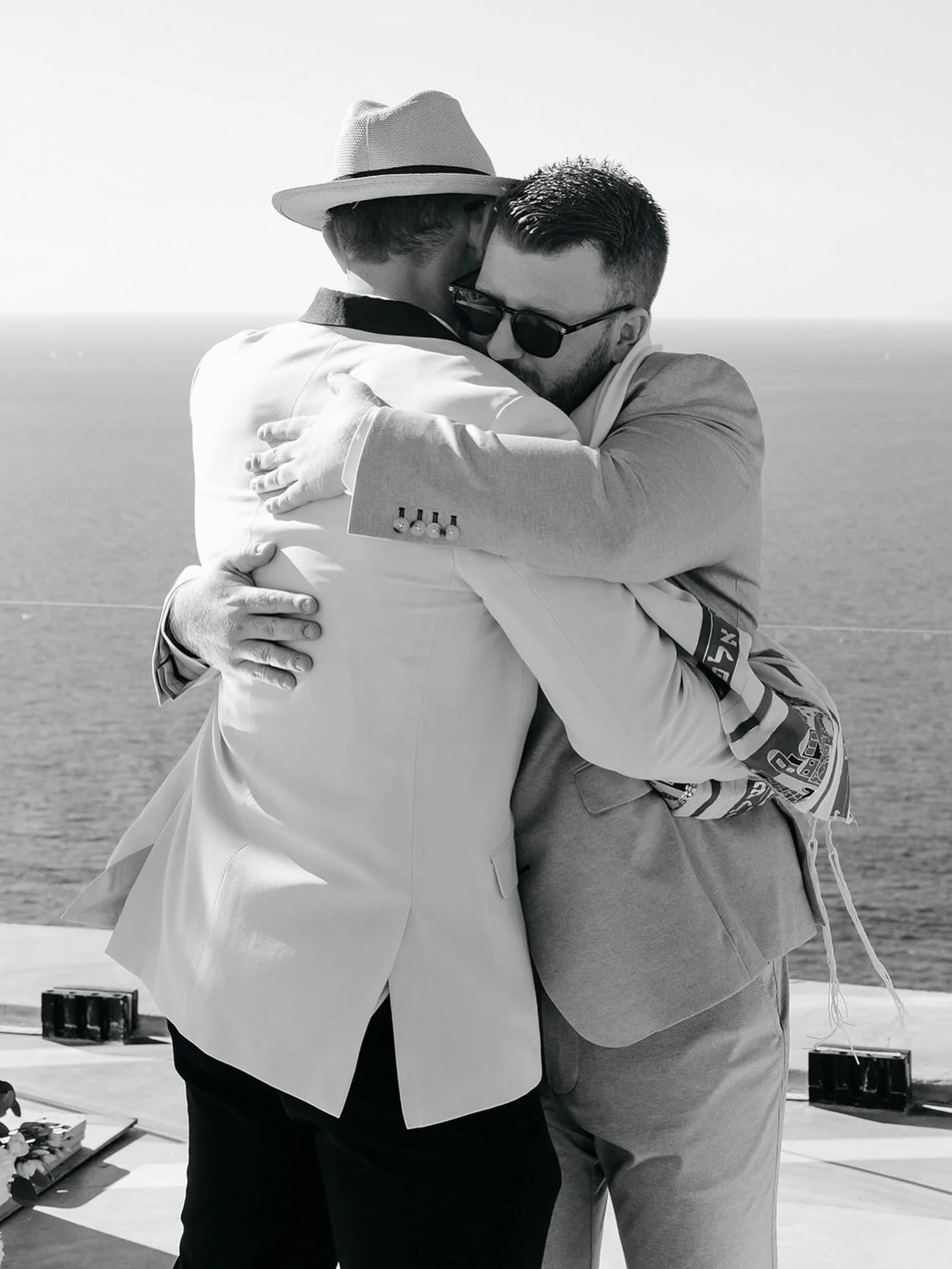From best friends to best memories. ᢉ𐭩

📸 Moment captured by @greecephotographer.

#santoriniweddings #destinationweddings #weddingsingreece #everafterdayssantorini #stefaniakalokairinou