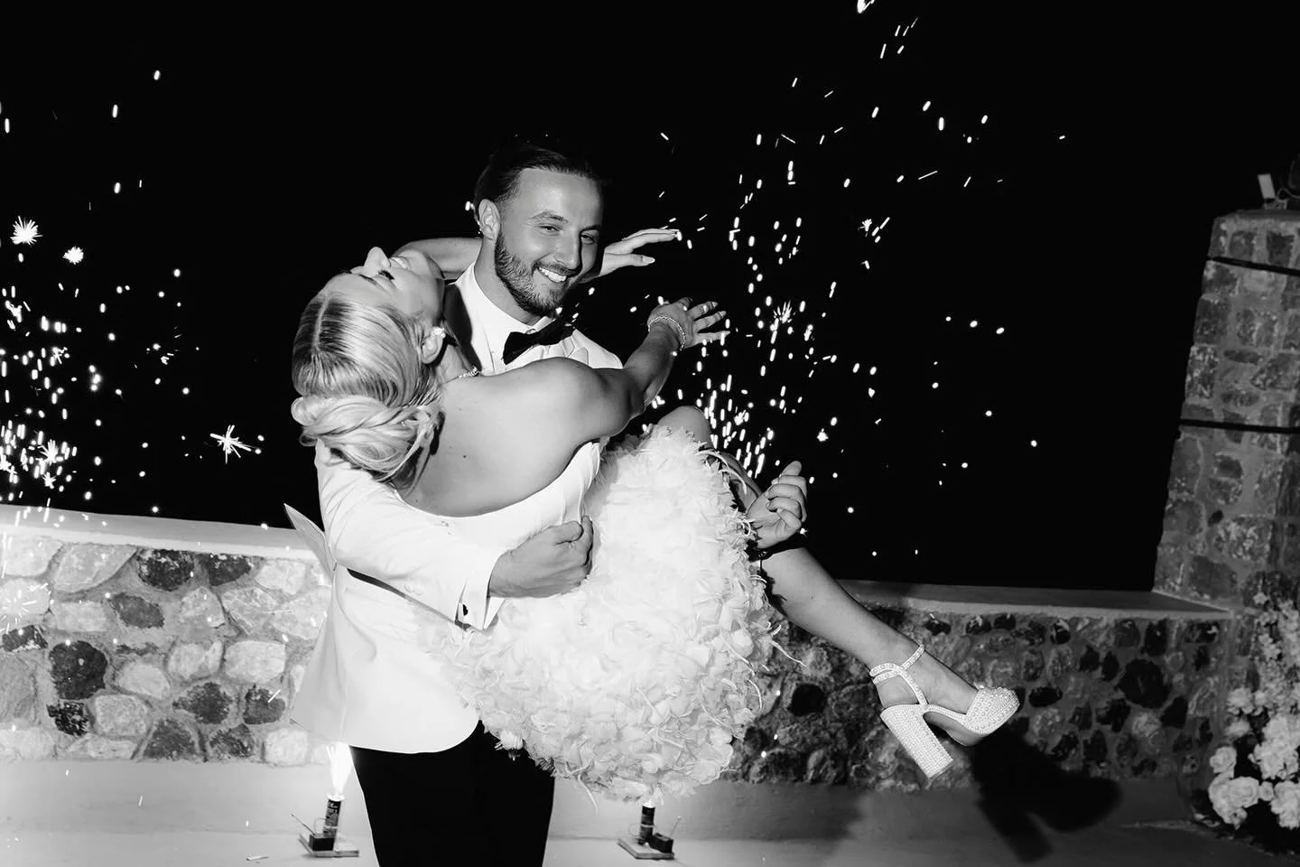 I just love seeing my couples genuinely happy. 
Such a heartwarming experience for me. 🤍

📸 Magic moment captured by @greecephotographer.
✨ Glow by the hands of @juliapopovamuah (and happiness).

#santoriniweddings #destinationweddings #weddingsing