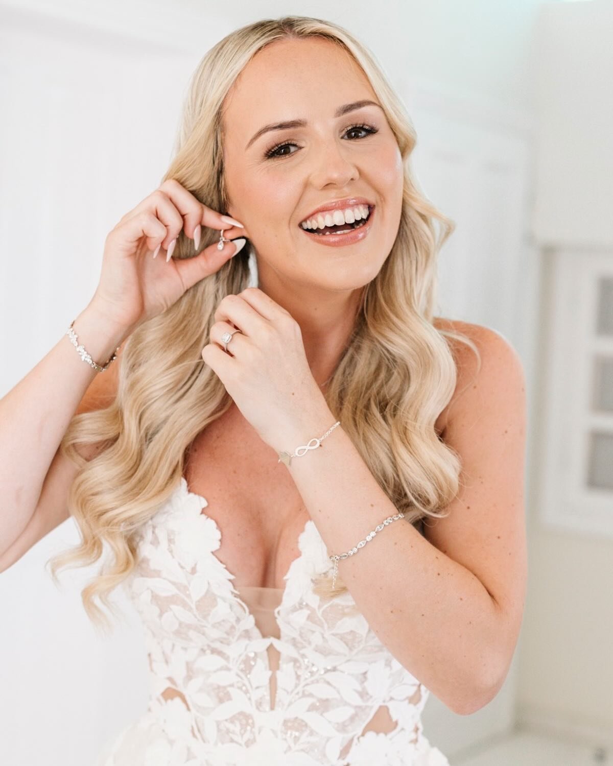 Radiating joy. ✨

📸 Captured by @evarendlphotography.
Hair by @mariannanomikou.

#santoriniweddings #destinationweddings #weddingsingreece #everafterdayssantorini #stefaniakalokairinou