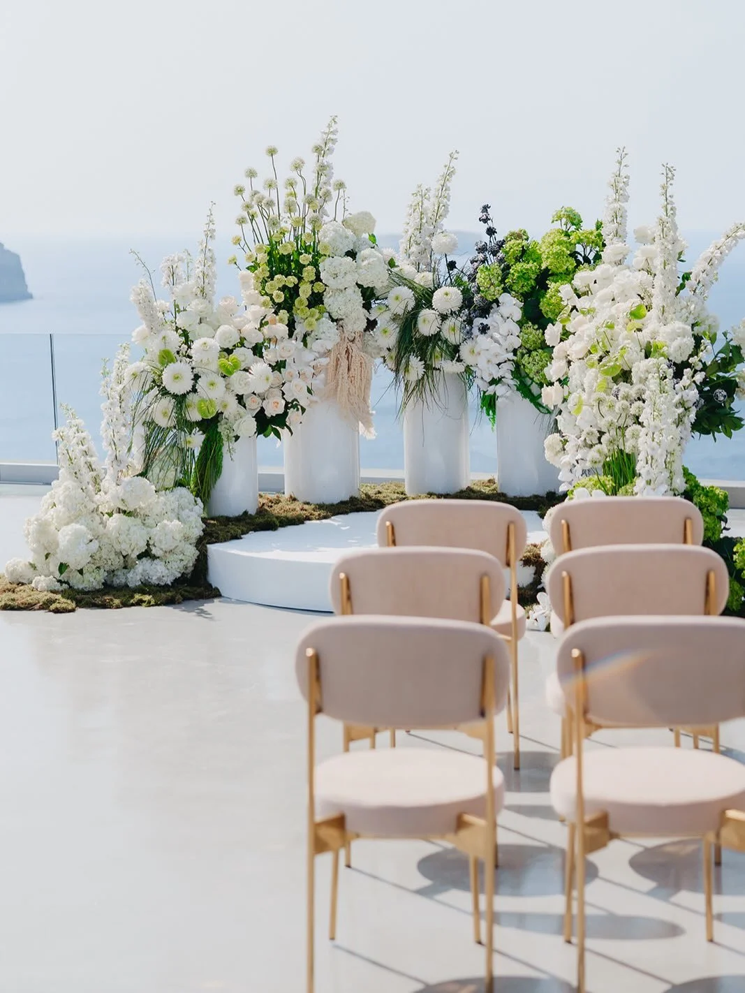 Couldn't wait enough for the new season with its sculptural whites, crystal light and florals that feel like they grew straight from the cliffs of Santorini. 

New era; soft, modern and effortlessly luxurious.

Jasmine and Leonardo, straight out of a