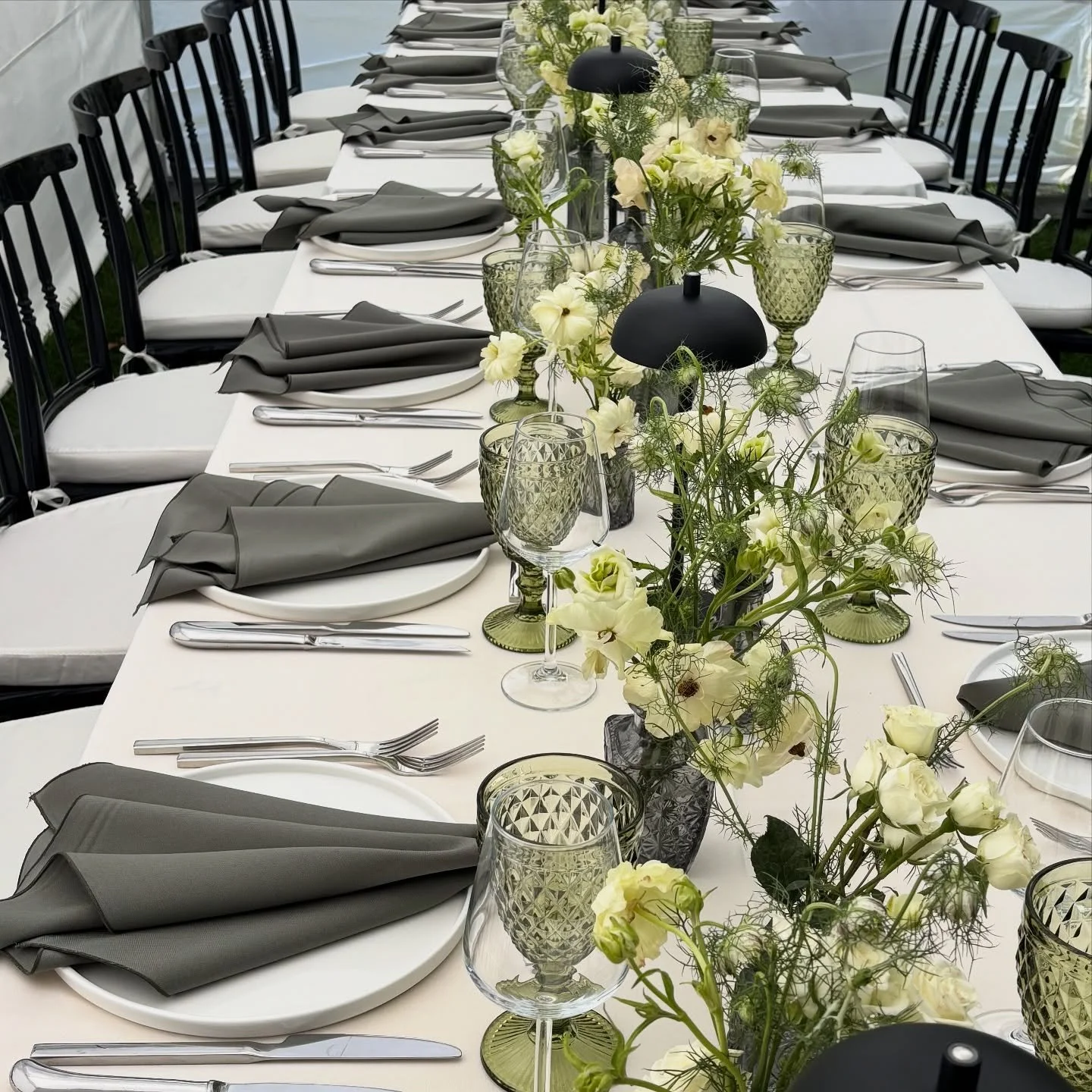 The most perfect colour combo for a perfect home party! 💚

#event #dinnerparty #intimatedinner #eventplanner