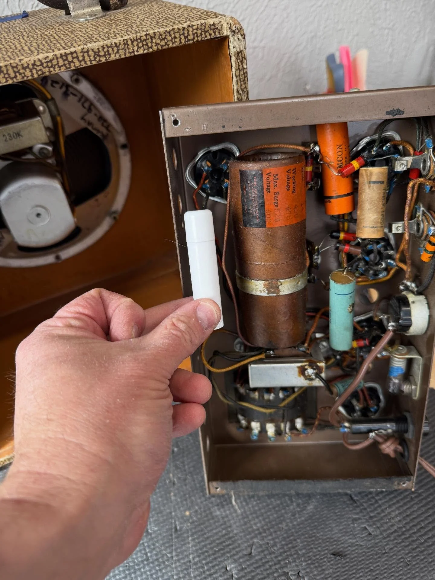 Cowabunga! This 1930s Oahu lap steel amp has the physically largest multi-section capacitor I&rsquo;ve seen. I didn&rsquo;t have a banana for scale, so I improvised with Chapstick and a mechanical pencil. Tubular!