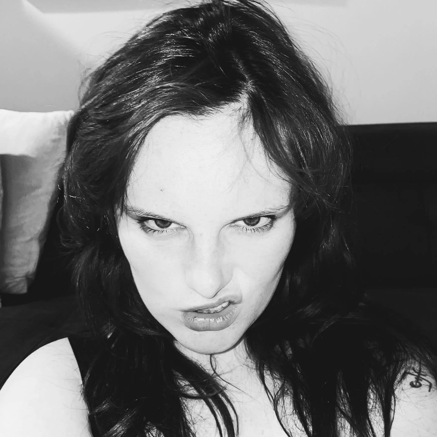 If I call a selfie a head shot dose it count🤭 I will not be posting professional headshots anytime soon, I am a selfie girl and a selfie girl I will stay.
Anyways , hello lovelies I am the artist of this page and I wanted tell you all I love you a