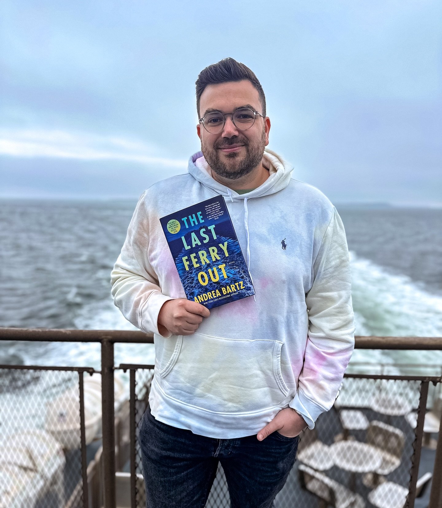 #CurrentlyReading and it couldn&rsquo;t be more appropriate because look where I&rsquo;m reading it! Swipe for my best attempt at a cover recreation yet! 

I&rsquo;m glad I&rsquo;m not on the same ferry that Abby, the heroine of @andibartz newest thr
