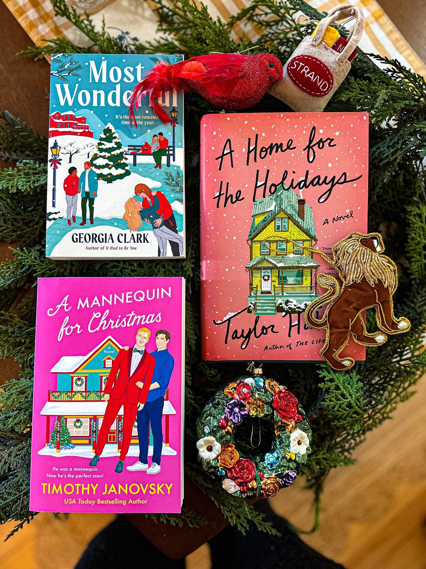 HOLIDAY PICKS 🎄📚

&lsquo;Tis the season, and I know so many of you love to pick up a festive read this time of year! Here&rsquo;s a look at two of my recent loves in this smaller-but-mighty genre, and my pick for this season! 

RECENTLY LOVED 

🏳️