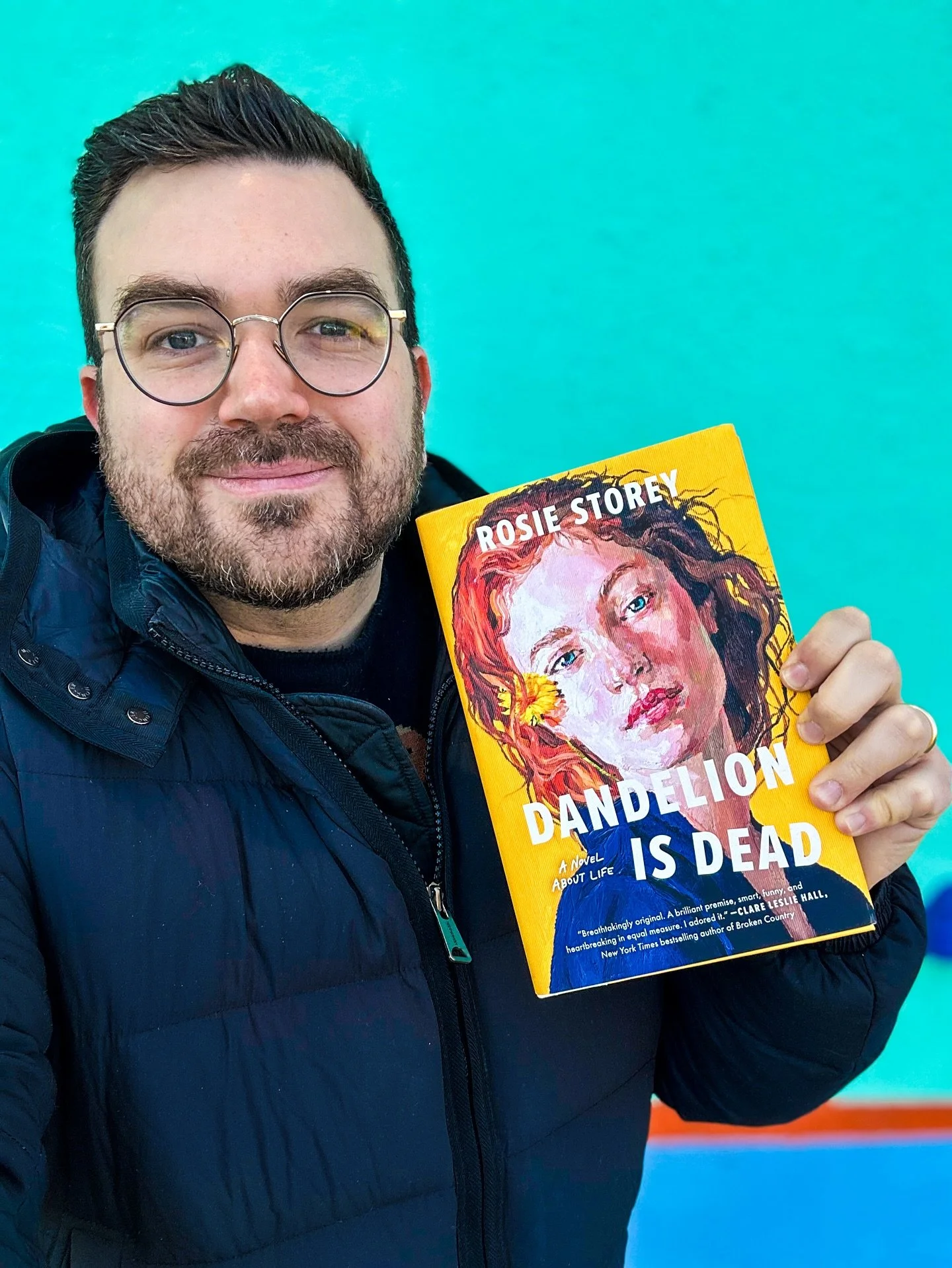 #CurrentlyReading and a happy PUB DAY to @rosiestorey and her debut novel, DANDELION IS DEAD! 

You think finding a man on the apps is hard? Try having to impersonate your dead sister in order to get a date. Still wallowing in the grief of losing her