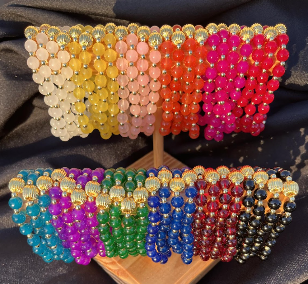 COLORED BEADED BRACELET WITH GOLD SHELL