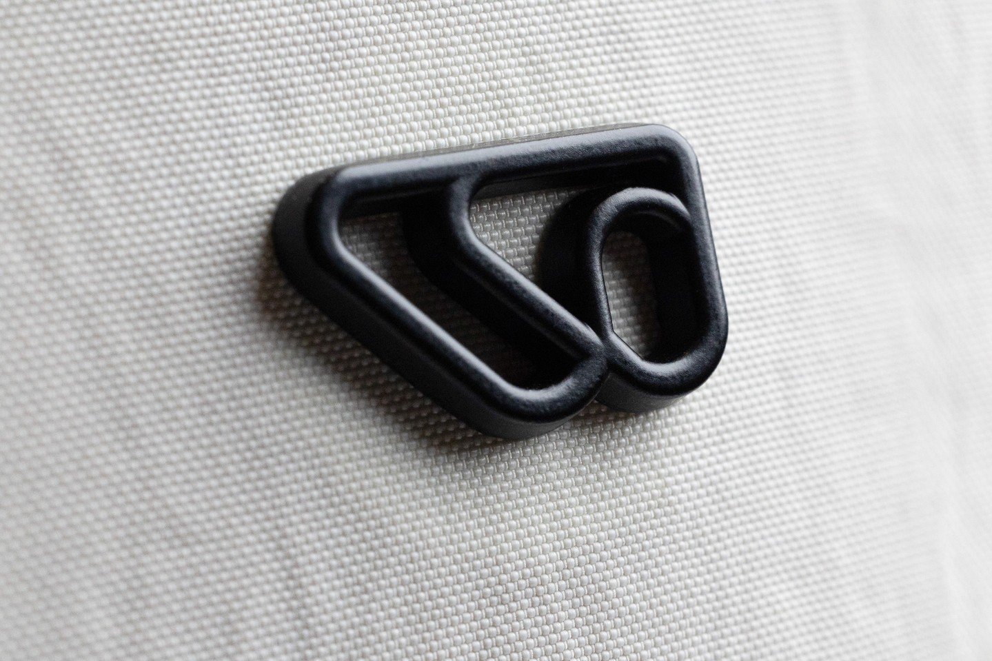 Found this little detail too sleek not to share&mdash;love when design and function speak the same language in such a quiet, confident way 🖤 

#designmatters #photographylovers #bagdetails #flatlaystyle #texturetuesday #neutralvibes #everydaycarry #