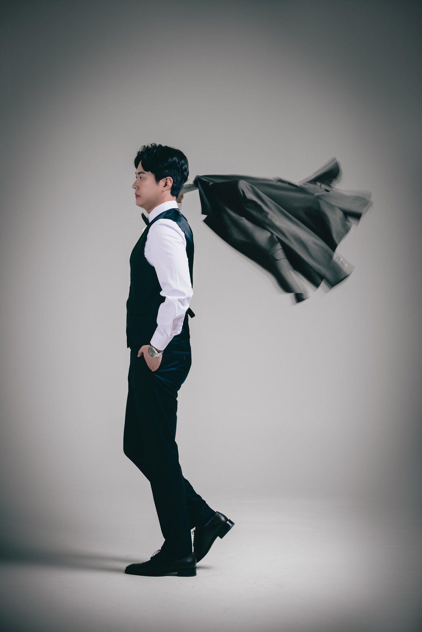 Just your everyday groom making wind look stylish like it&rsquo;s part of the outfit &mdash; this shot came out way too smooth not to share 🖤 
#ModernGroomVibes #StudioPortraitMagic #PreWeddingStyle #ChicAndTimeless #KoreanWeddingInspo #WindButMakeI