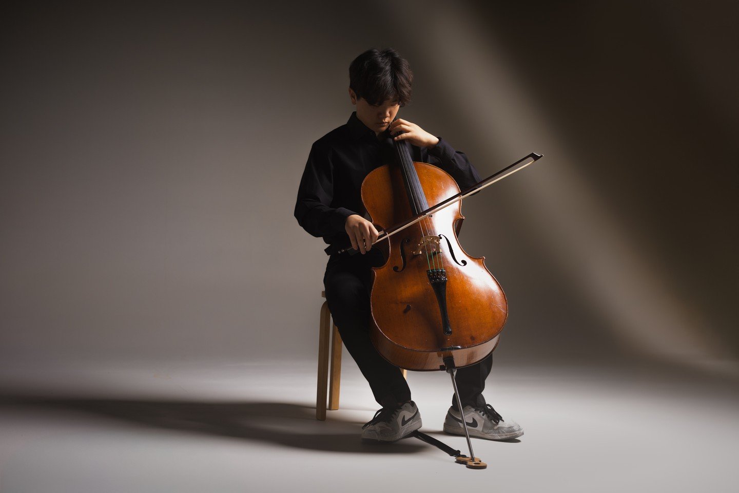 Felt the whole room go silent as he pulled that first note &mdash; honestly just grateful I got to freeze this quiet magic for a second 📸 

#cellomood #musicvibes #portraitphotography #gentlelens #sneakersandstrings #studiovibes #modernclassical #cr