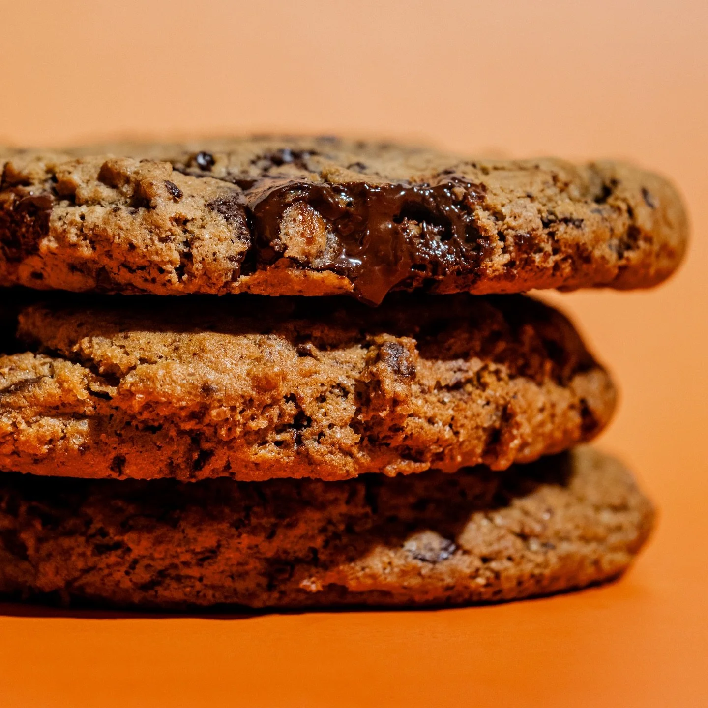 Happy National Coffee Day! Celebrate with our Espresso Dark Chocolate cookie ☕️ honestly, best combo. 

➡️Link to order in our bio!
.
.
.
.
.
#brooklyncookies Best Brooklyn micro bakery, best espresso cookie nyc, triple chocolate walnut, best raspber