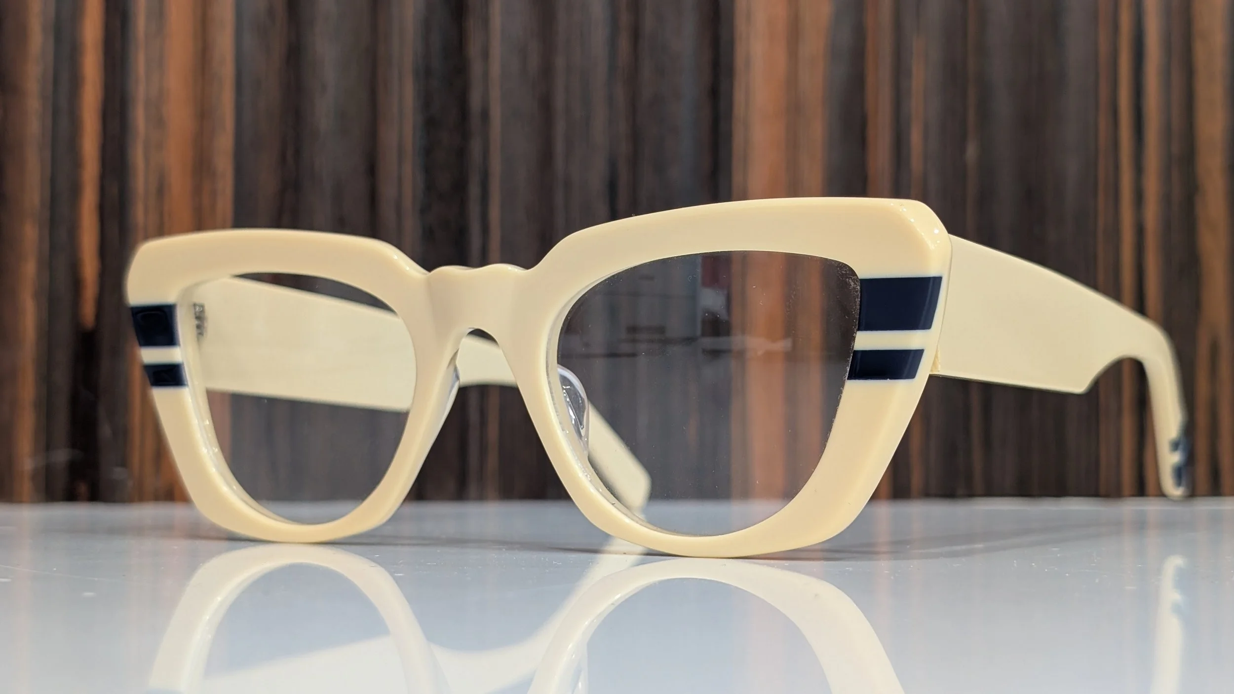 Roger Henley Bespoke Frame M816 in colour c590/779 beige with navy blue