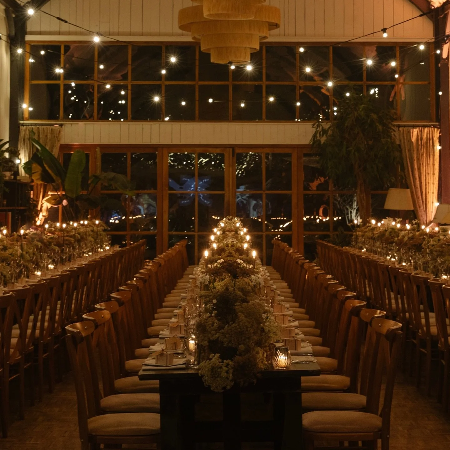 An elegant evening down at the farm 

Photographer @mariabellphoto 
Flowers @wildaboutflower 
Venue Soho Farmhouse @sohohouse