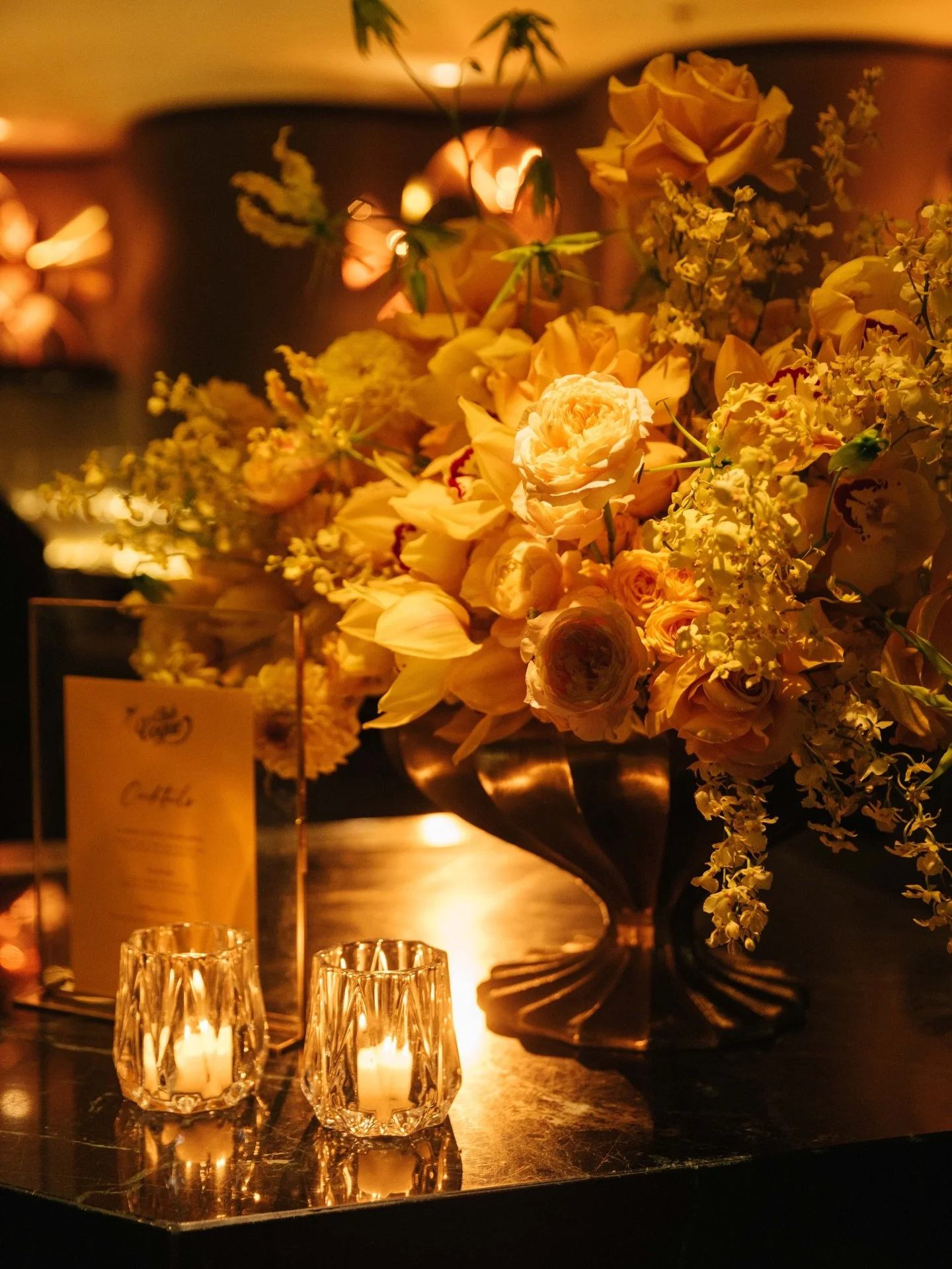 A 40th birthday last month for @voguewilliams.
Working with the dark green and gold in the venue, @wildaboutflower added stunning yellow florals for pops of colour throughout.