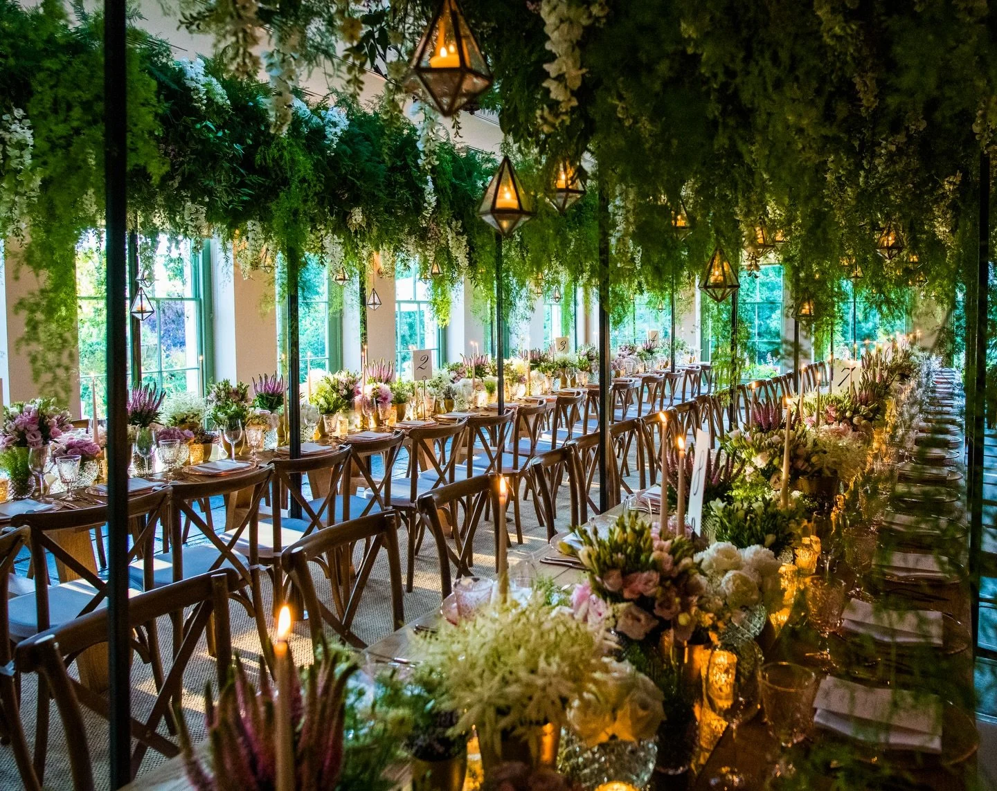 Spring is in full bloom which is throwing us back to this Babington House wedding 🌺 

Design and production @studiowhiteevents 
Flowers @wildaboutflower 
Venue @babingtonhouse