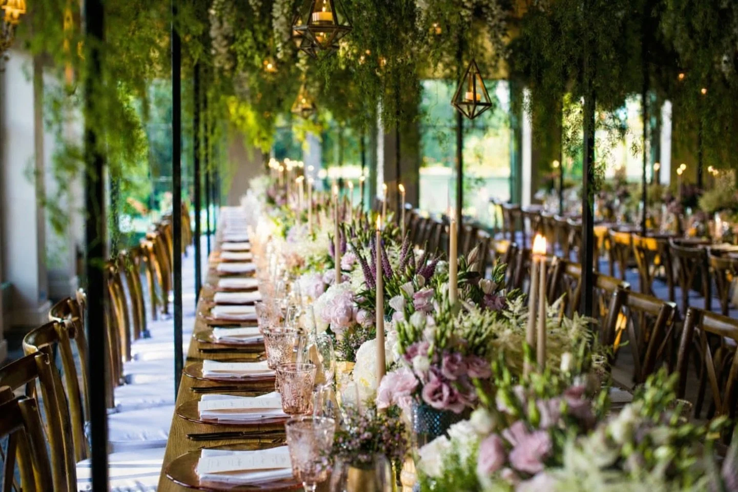 An evening designed in layers of light, texture and florals. Every detail feels intentional. Quiet luxury, beautifully set. 

Flowers @wildaboutflower 
Venue @babingtonhouse 

#countrysidewedding #costswoldswedding #luxuryweddingplanners #destination