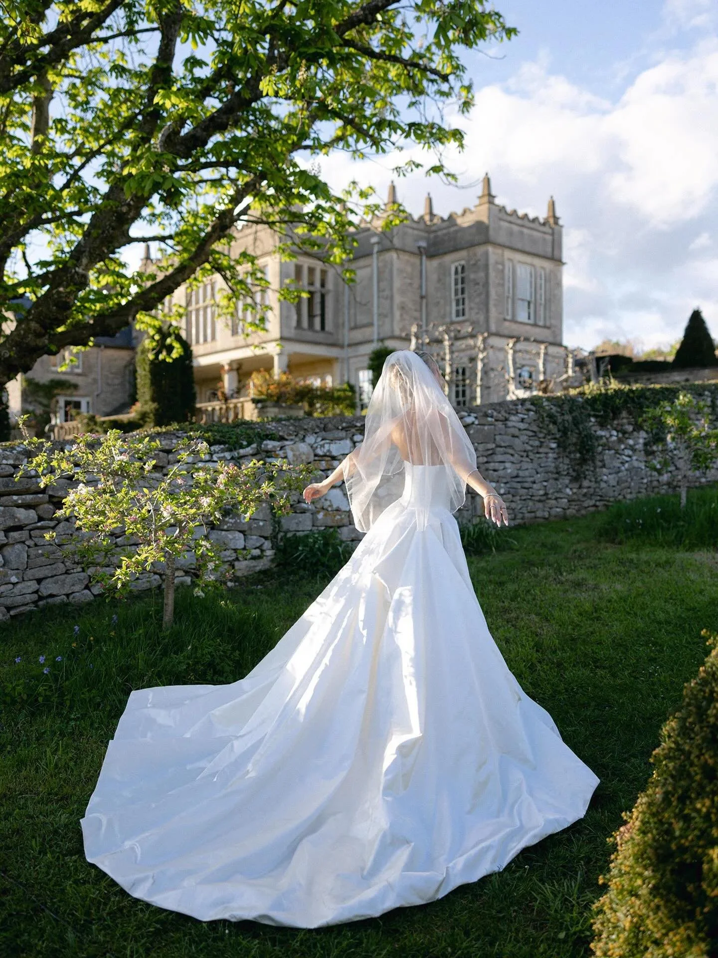 Still dreaming of this beautiful day at the majestic @euridge_.
Roxy in Galia Lahav, and it speaks for itself.

Location:  @Euridge_
Photos: @HollyClarkPhotography