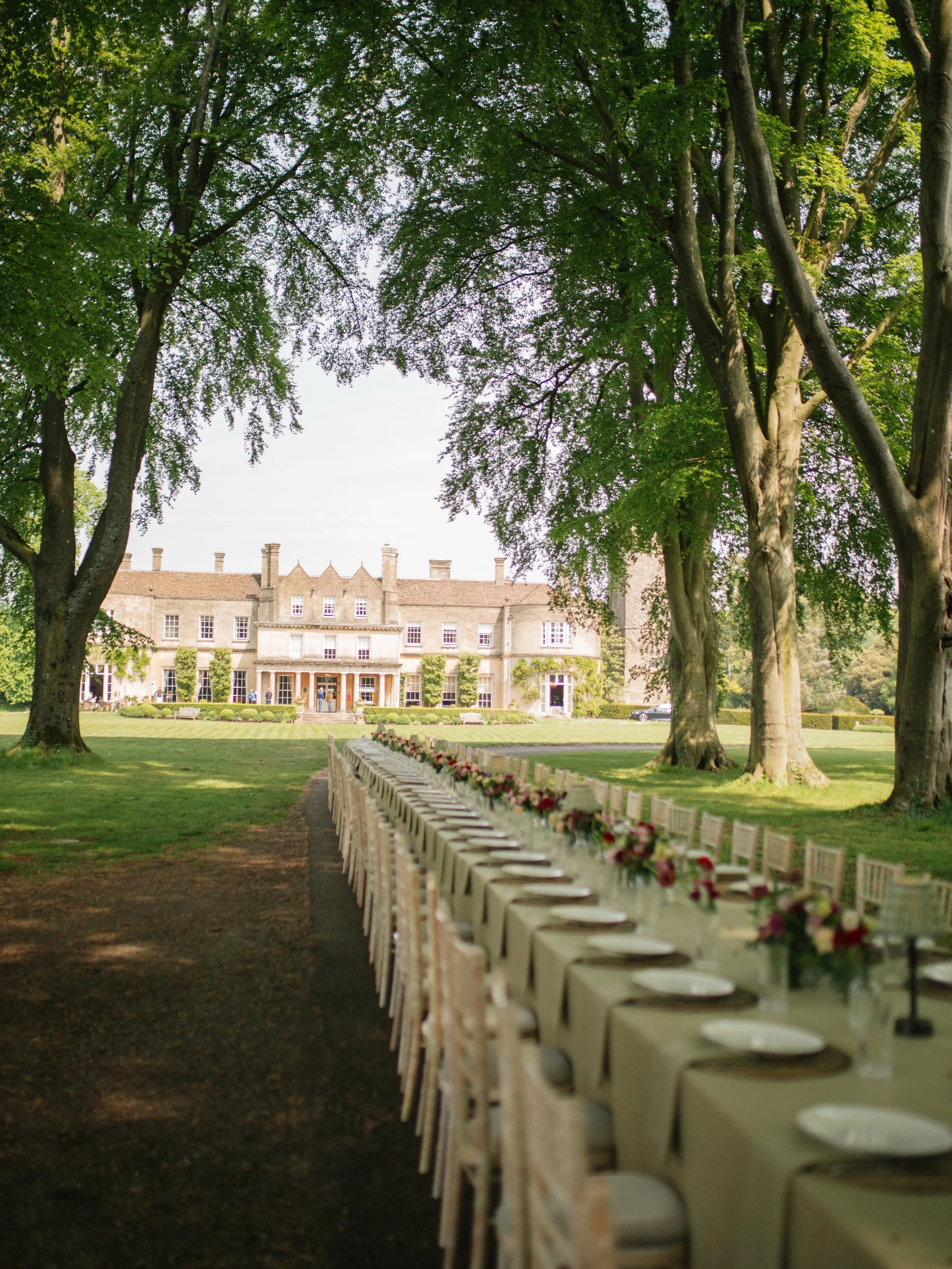 Last month we had the pleasure of curating a weekend celebration at Lucknam Park. 
A private lunch beneath the tree-lined driveway, created a beautiful setting for the wedding anniversary.

#destinationplanner #partyplanner #bespokeevents #englishcou
