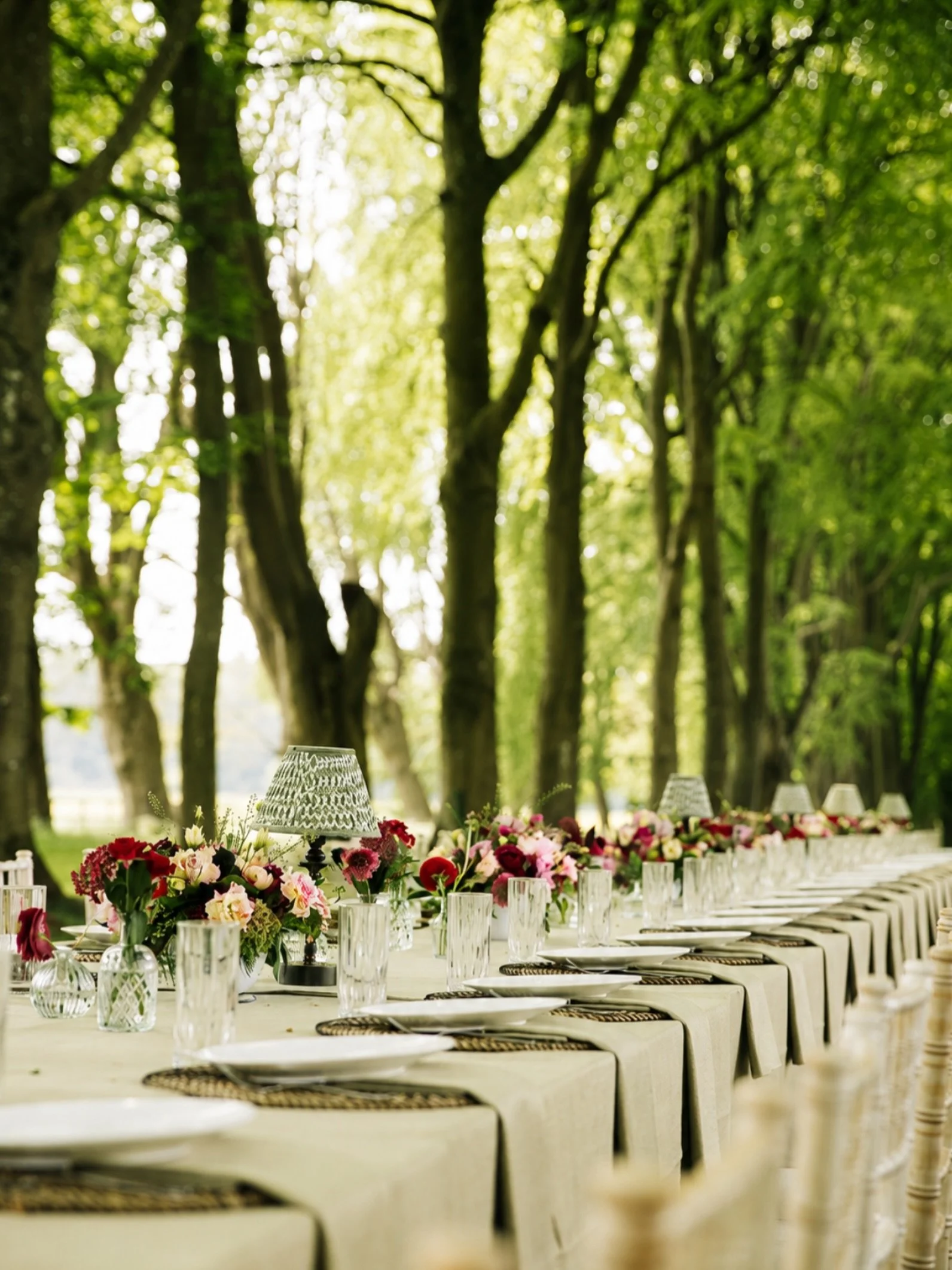 Designed for a wedding anniversary weekend.
This long-table paired refined tablescaping with the natural beauty of the surroundings, creating an unforgettable setting for family and friends to celebrate together.

#tabkescape #quintessentiallyenglish