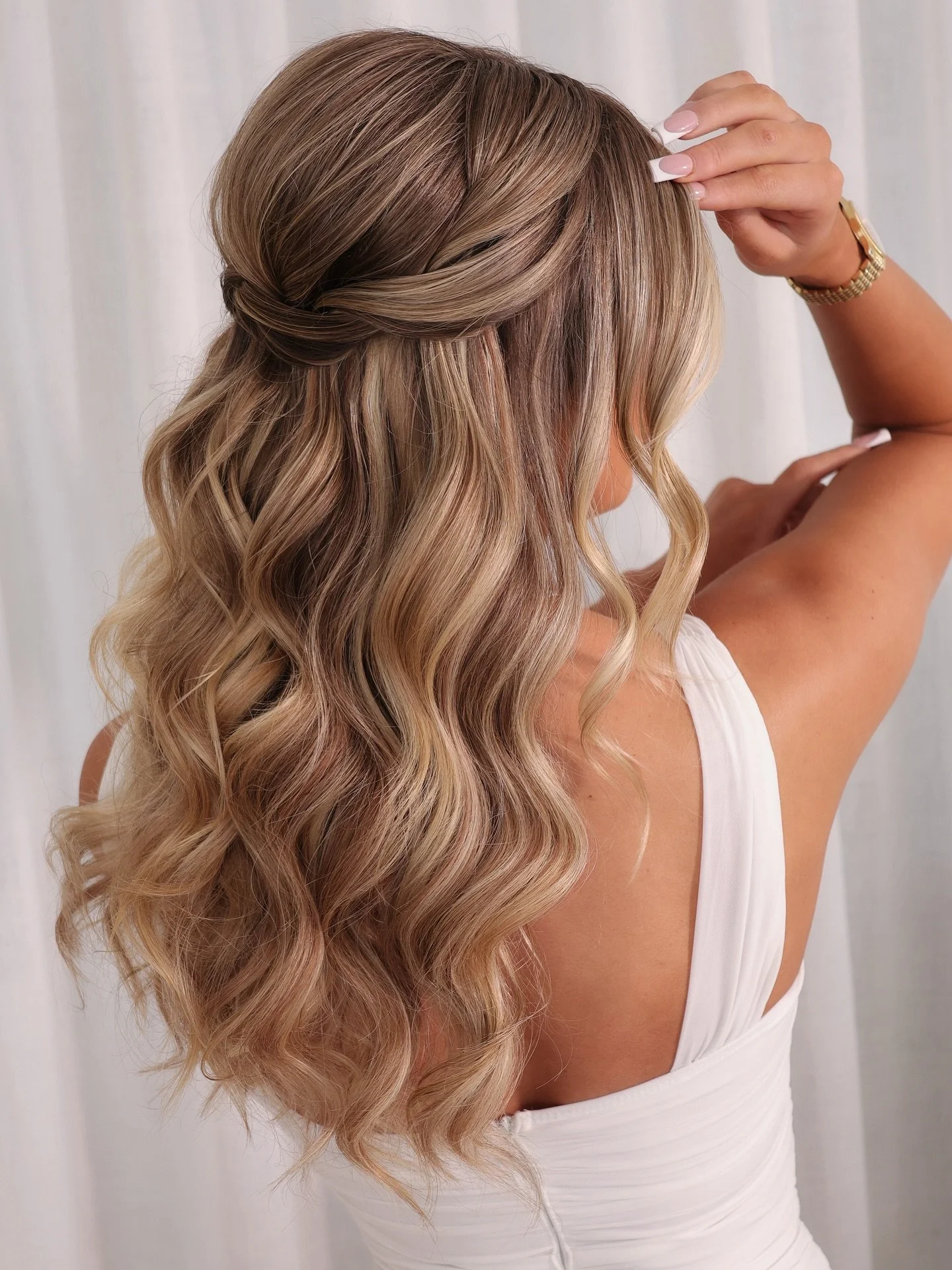 Soft texture, romantic vibes, effortless waves and my signature twist 🤍
This was one of the demos I shared at the workshop  always a fave for brides or any special occasion!
Save this one if you&rsquo;re into soft glam halfup styles ✨

@kykhaircare 
