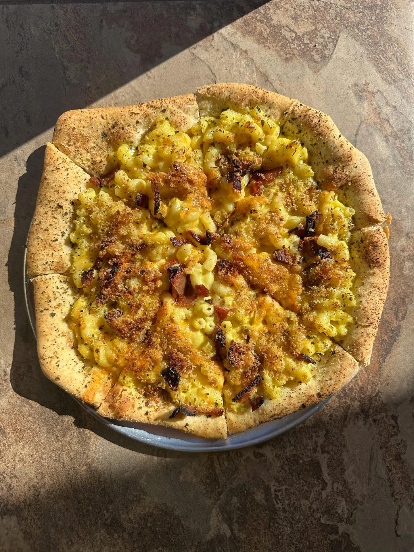 Oh dear lord, Bacon Mac &amp; Cheese Pizza on special today! 🥓 🧀 

Soups: 
Atomic Pork Chili 🔥 
Clam Velvet 🌊 
Moroccan Sweet Potato Lentil 🍠 
French Onion 🧅 

#lemolocafeanddeli #eatwellbehappy #wenatcheedowntown