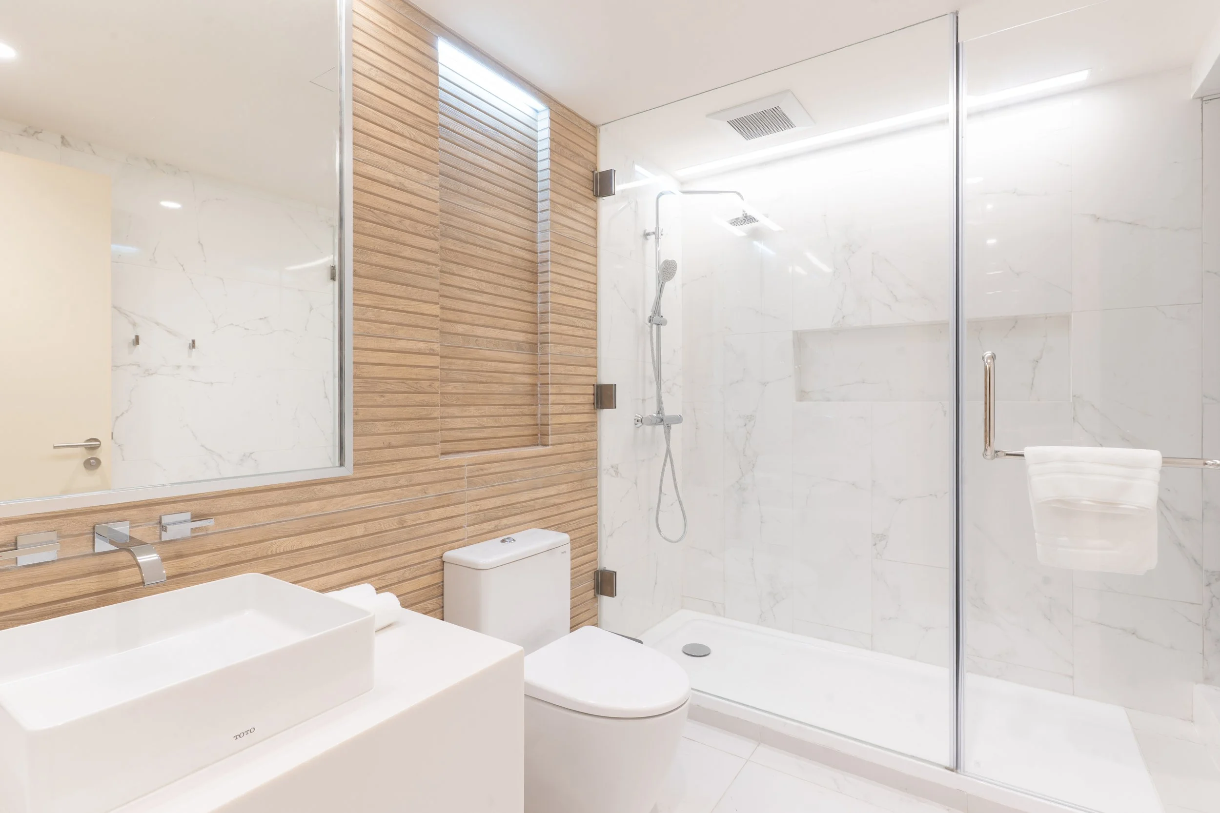 三房海景套房 - 客廳浴室.jpg