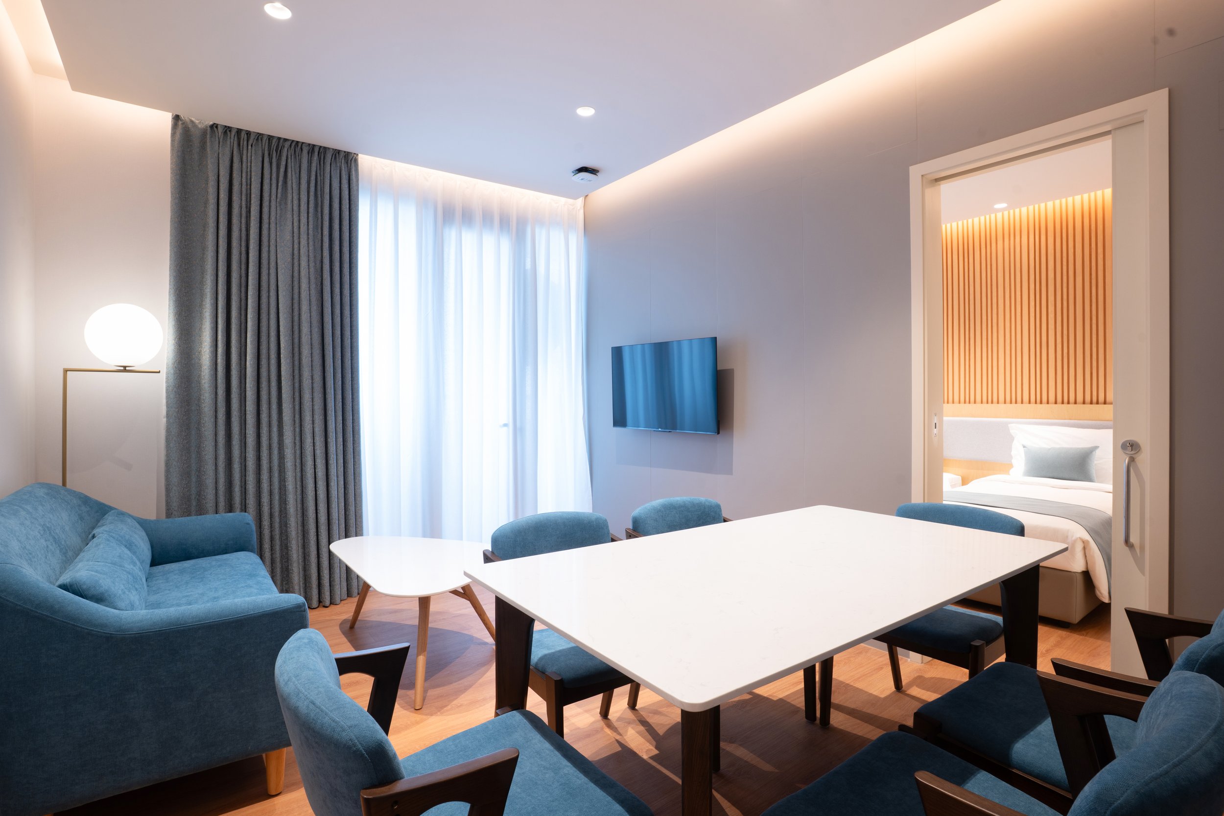 三房海景套房 - 客廳.jpg