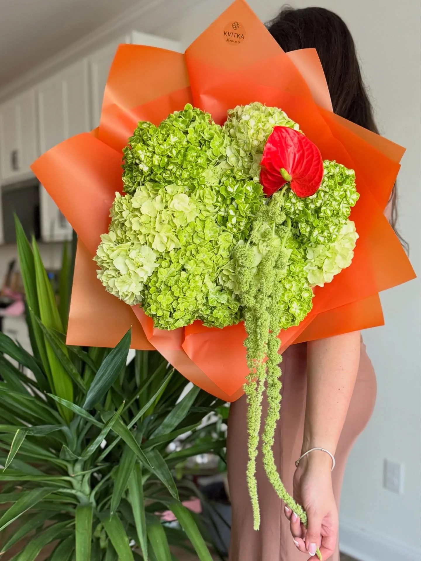 For those who don&rsquo;t do quiet🍊🌿

#flowerpower #raleighflowers #raleighflorist #kvitkabloom