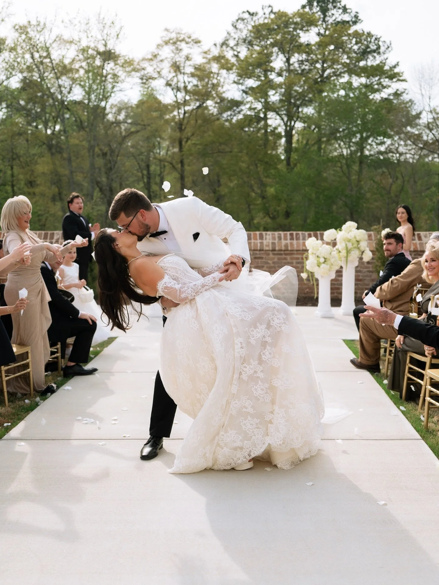 A year later&hellip; and still unforgettable✨

Soft hydrangeas, layered roses, and that quiet kind of elegance you don&rsquo;t question&mdash;you feel it. The kind of wedding that doesn&rsquo;t ask for attention, it holds it.

If you want your day to