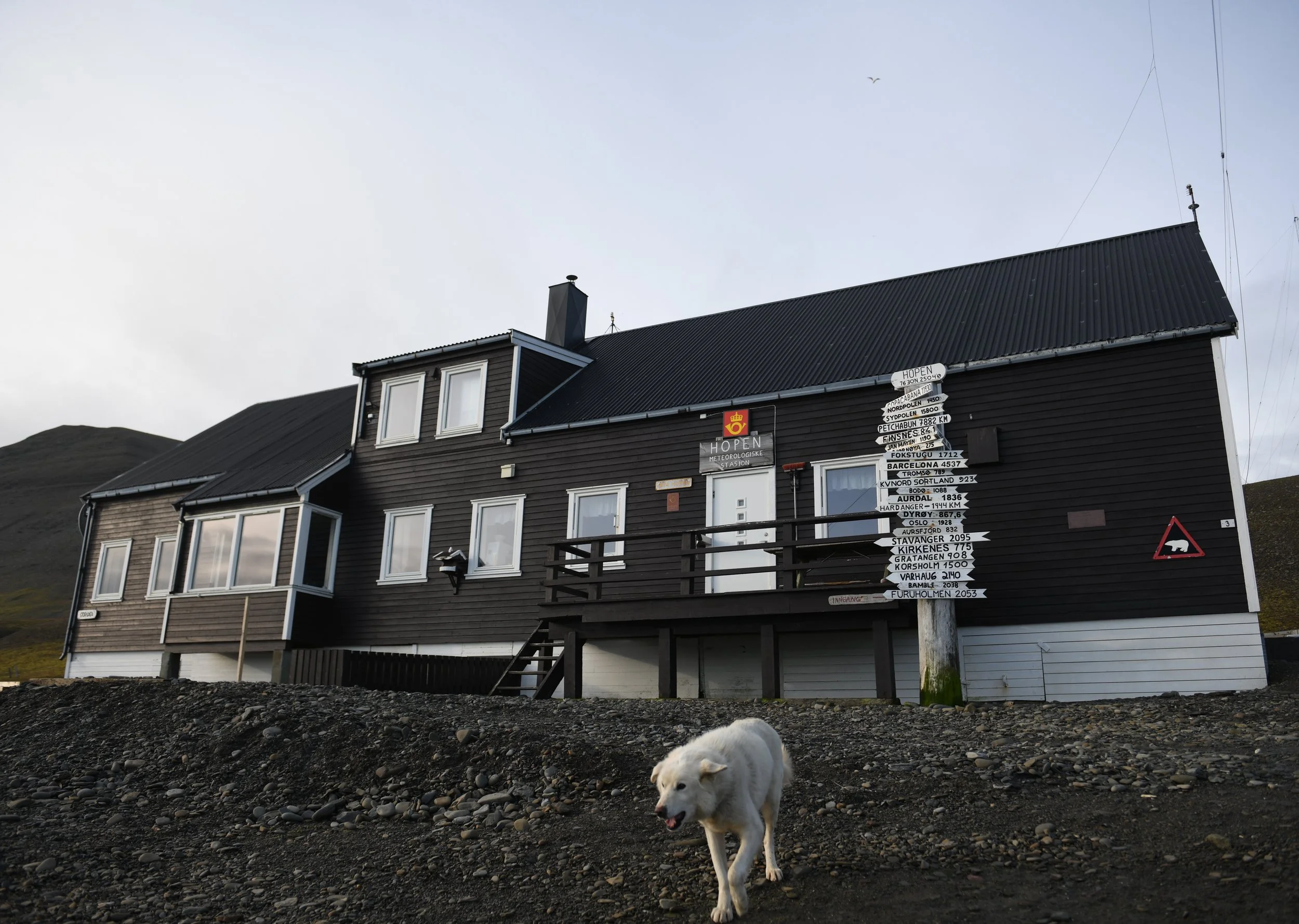 Hopen Meteorological Station is operated by the Meteorological Institute in Tromsø.