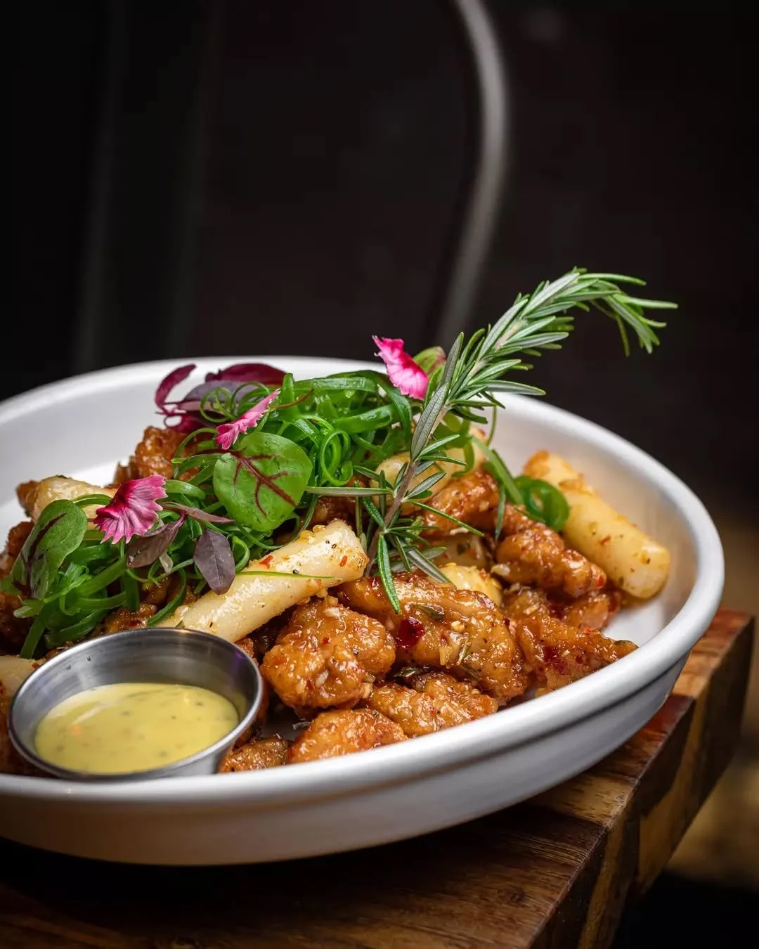 Korean fried chicken meets fragrant rosemary and the fiery kick of Korean chilli. Golden boneless chicken with chewy rice cakes to soak up every drop of flavour. Heat, crunch, sweet and salty all at once.🍗🌶️