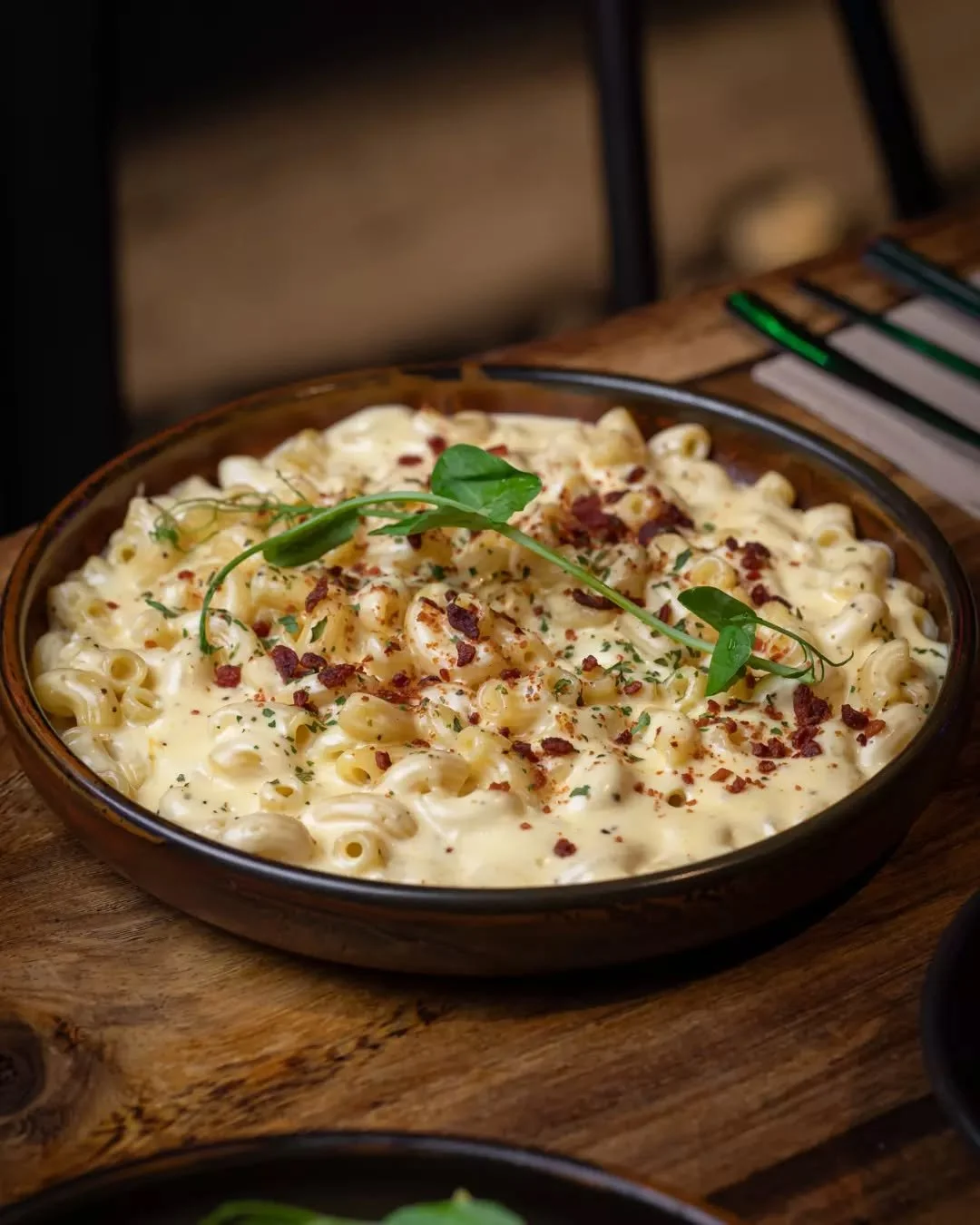Bad day? Long week? We got you. Our Mac and Cheese with bacon crumbs is the ultimate Seoul Night comfort fix. 💛