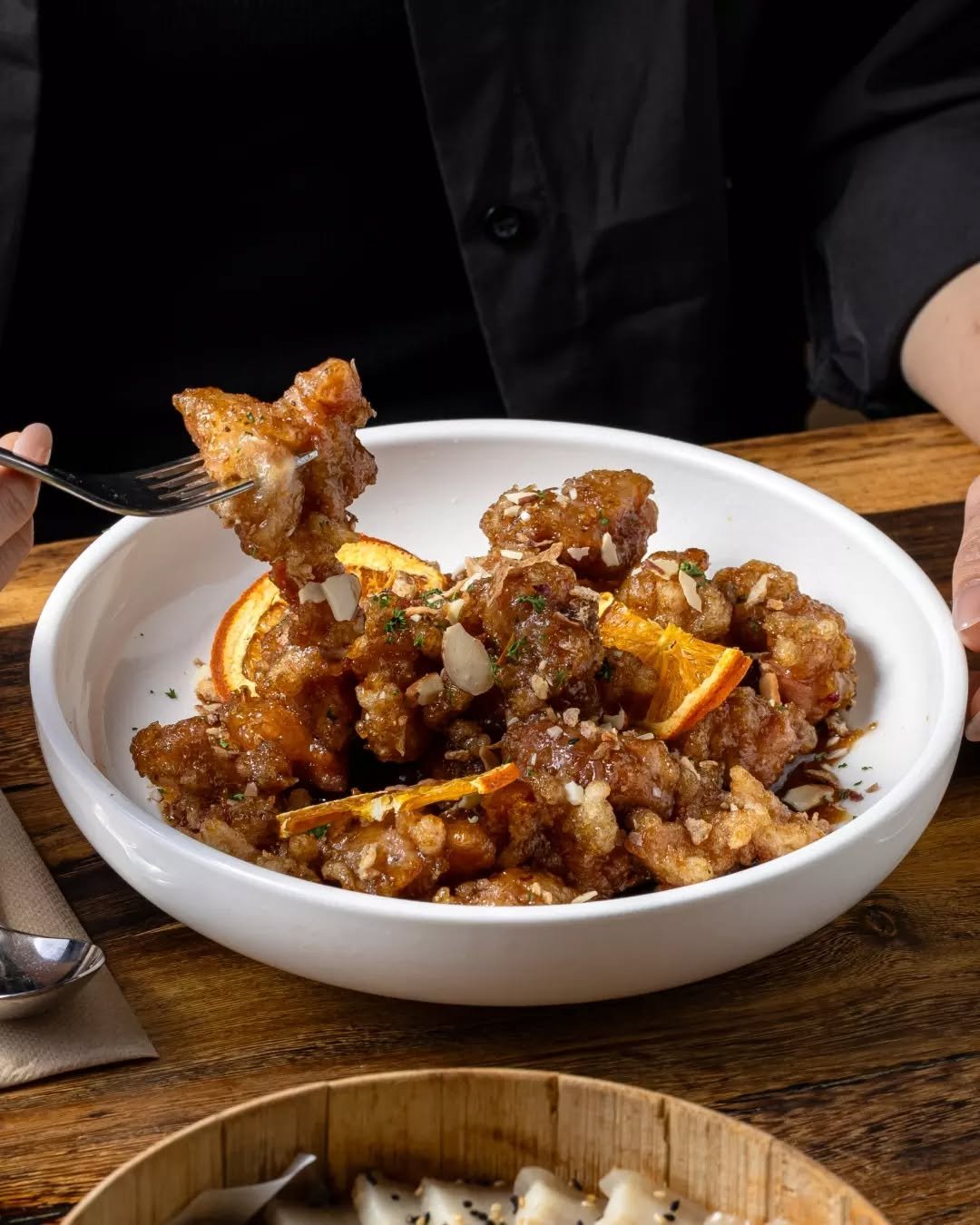 Inspired by the Korean love for crispy fried chicken. Boneless pieces tossed in a glossy honey soy sauce that hits all the right notes. Crispy tender full Seoul Night flavour