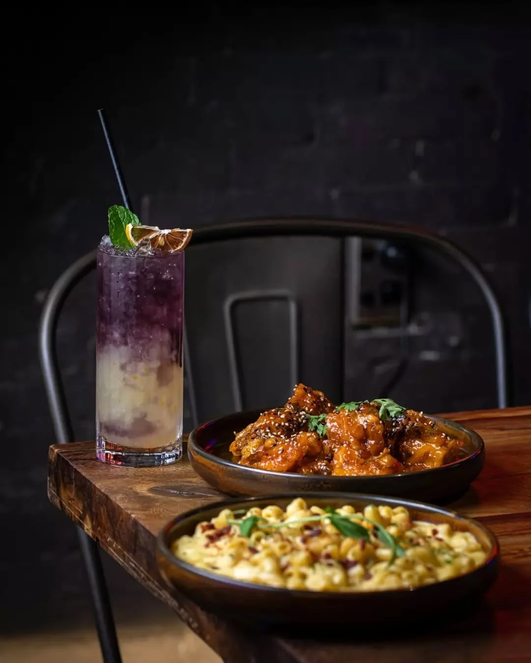 Seoul after dark🔥 The lights are low, the plates are shared, and the flavours hit every time. The perfect spot to lose track of time.