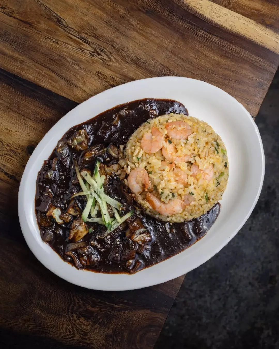 Prawn Fried Rice 🔥 Egg fried rice with prawns, paired with Jjajang (black bean) sauce. An all-time Korean favourite, comforting and deeply satisfying.