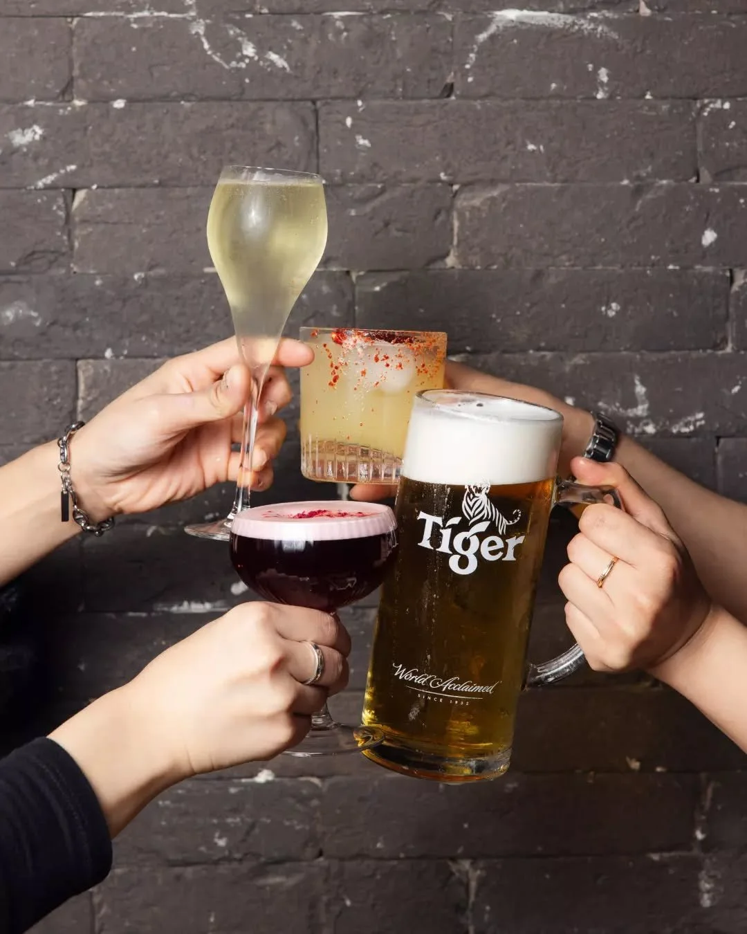One drink somehow always turns into three 🔥🍹 Happy Hour runs Sunday to Thursday from 5pm to 7pm with $10 pints and wines plus $12 house cocktails. The perfect excuse for after work catch ups, shared plates, and late night vibes under the neon light