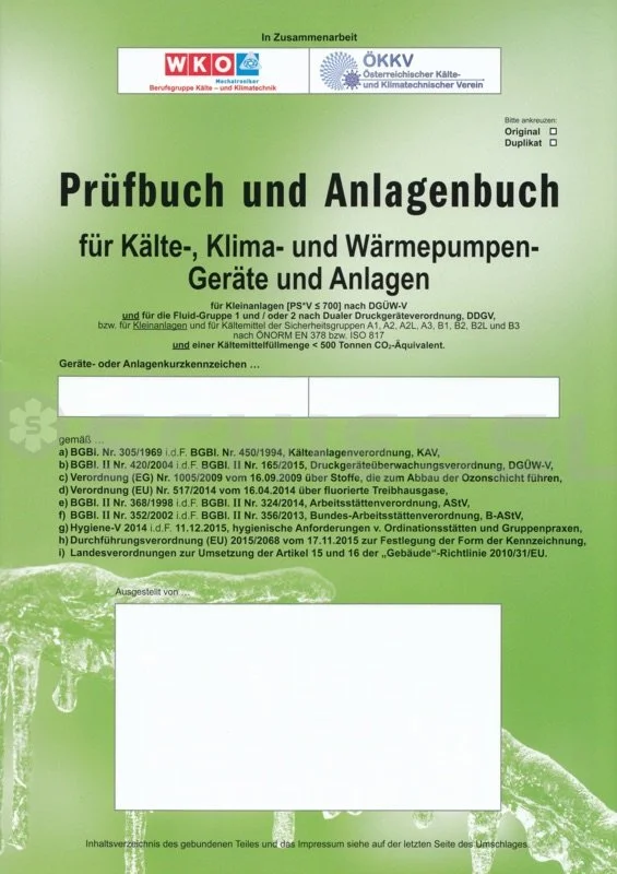 Deckblatt eines Prüf- und Anlagenbuchs für Kälte-, Klima- und Wärmepumpengeräte und Anlagen, mit Logos der WKO und ÖKKV, grünem Hintergrund, weißen Textfeldern, mehreren Referenznummern, gesetzlichen Verweisen und einem Bereich für ausgeschnittene Inhalte.