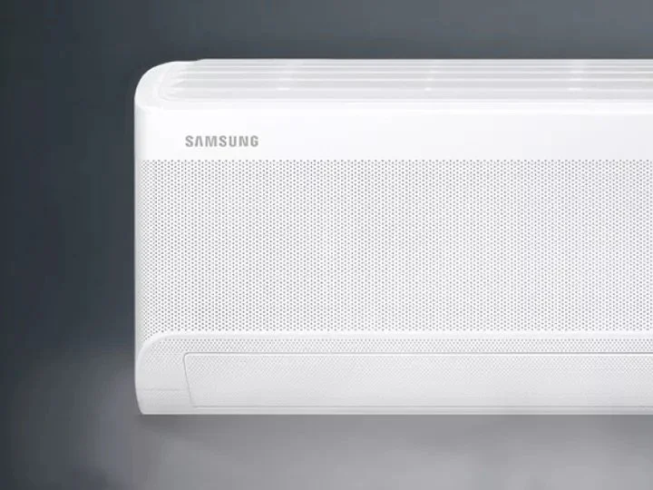 Weiße Samsung Klimaanlage an einer dunkelgrauen Wand.