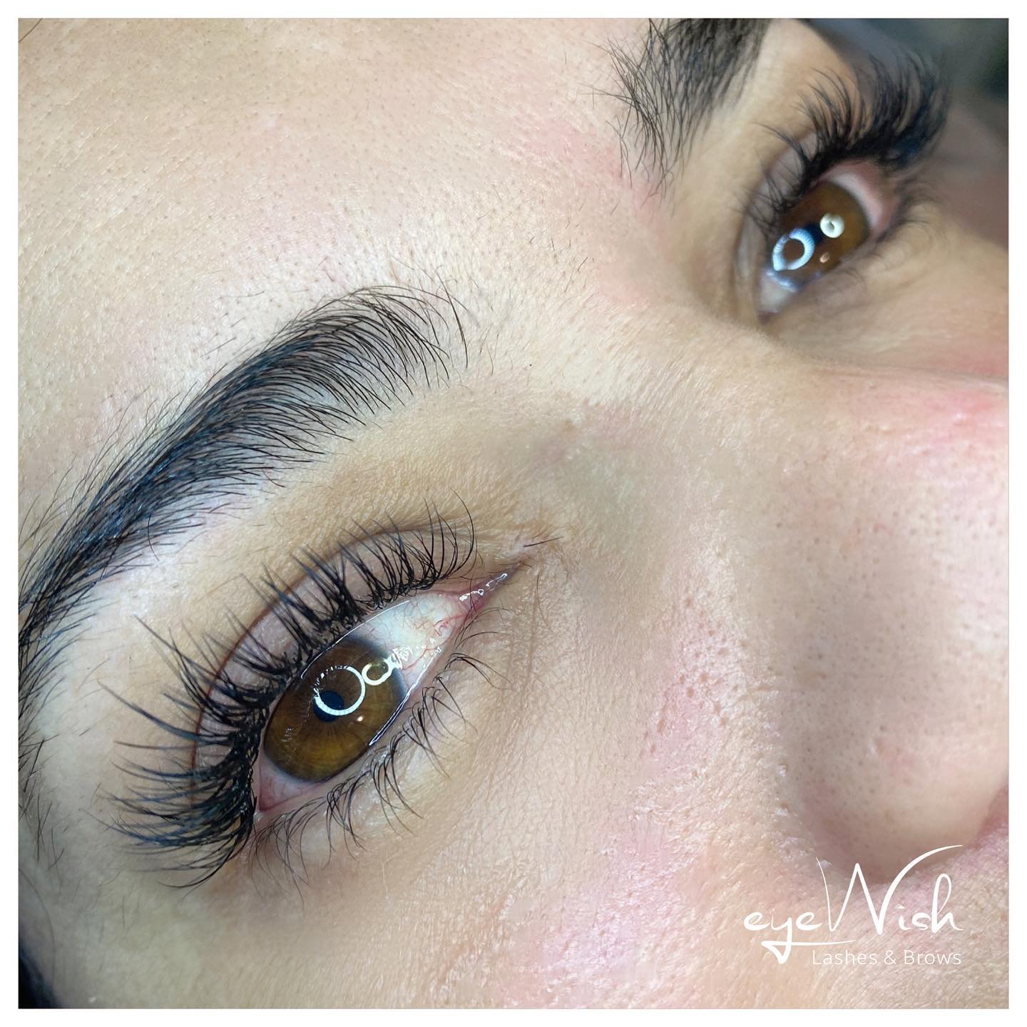 Classic feline flick lash extensions enhancing your natural eye shape 💫

#lashextensions #classiclashextensions #eyelashextensions #eyelashtraining #classiclashes