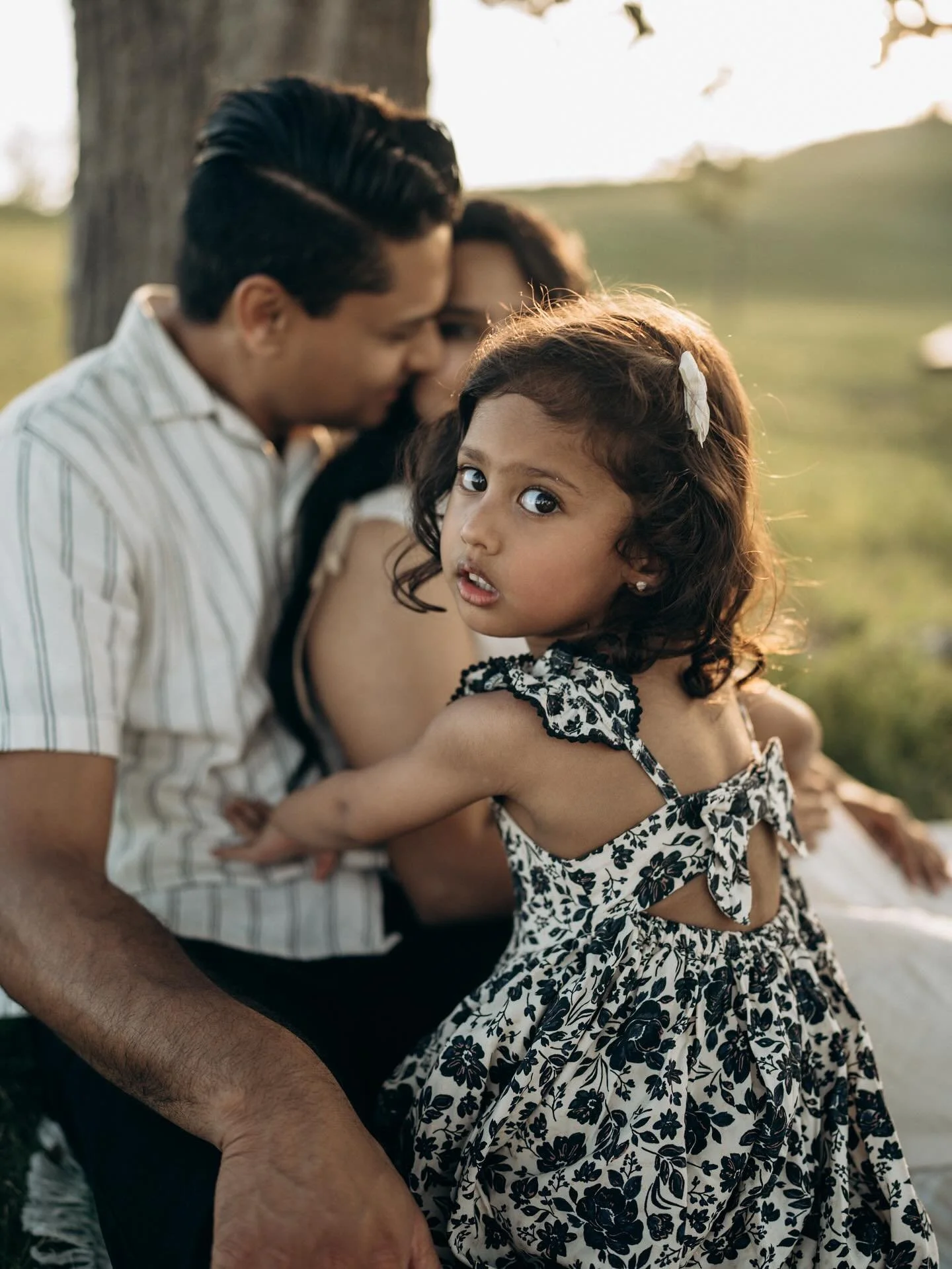 There are moments that keep you warm, even in memories.
This photoshoot is exactly about such fleeting, genuine family magic✨