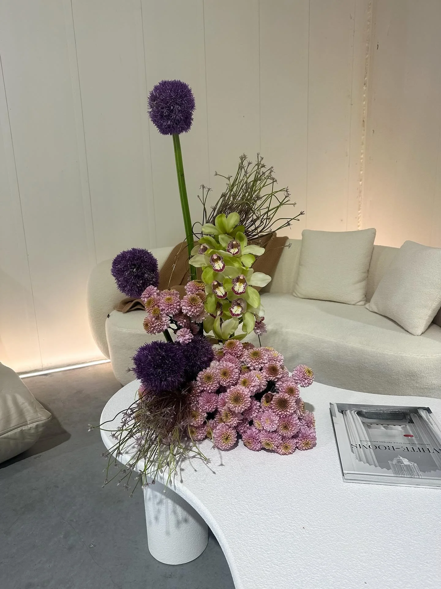 Sitting pretty 🪻
&bull;
&bull;
&bull;
#sydneyflorist #floraldesigner #flowershop #bouquet #weddingflowers #flowers #northernbeachesflorist #floraldesign #flowerbouquet #eventflowers #eventflorist