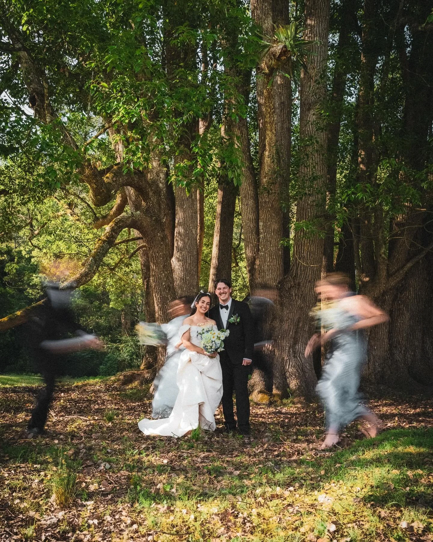 Sam &amp; Arian 🤍 Whimsical wildflowers 💫☁️
📸 @andyclemmensen