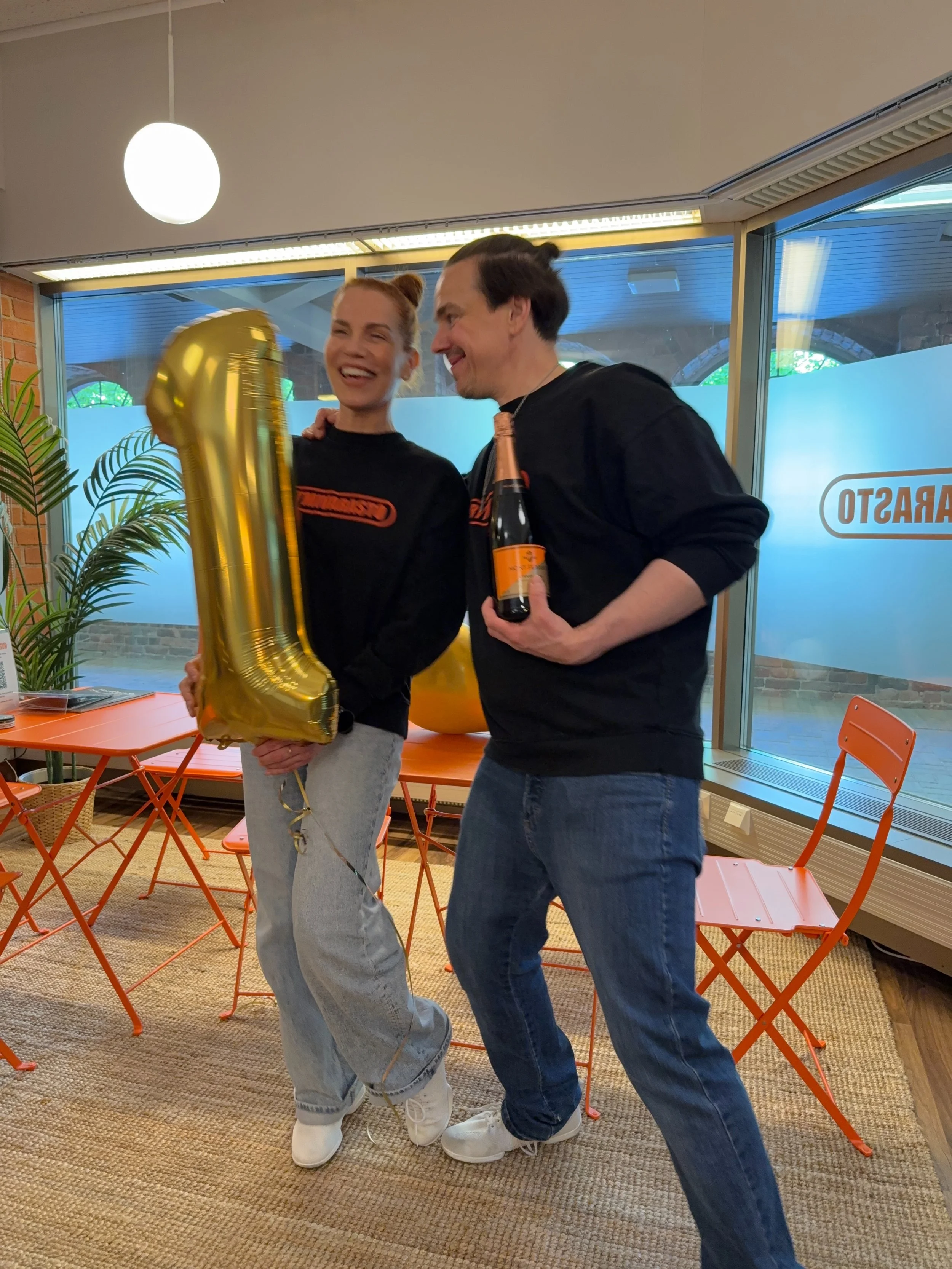 Rytmivaraston 1-vuotissyntt&auml;rit 24.5.2026 🥳💃

Tasan vuosi sitten avasimme Rytmivaraston ovet - ja miten mahtava vuosi t&auml;m&auml; on ollutkaan! 🤩 Studio on t&auml;yttynyt tanssista, liikeest&auml;, rytmist&auml; ja oppimisen ilosta. On oll