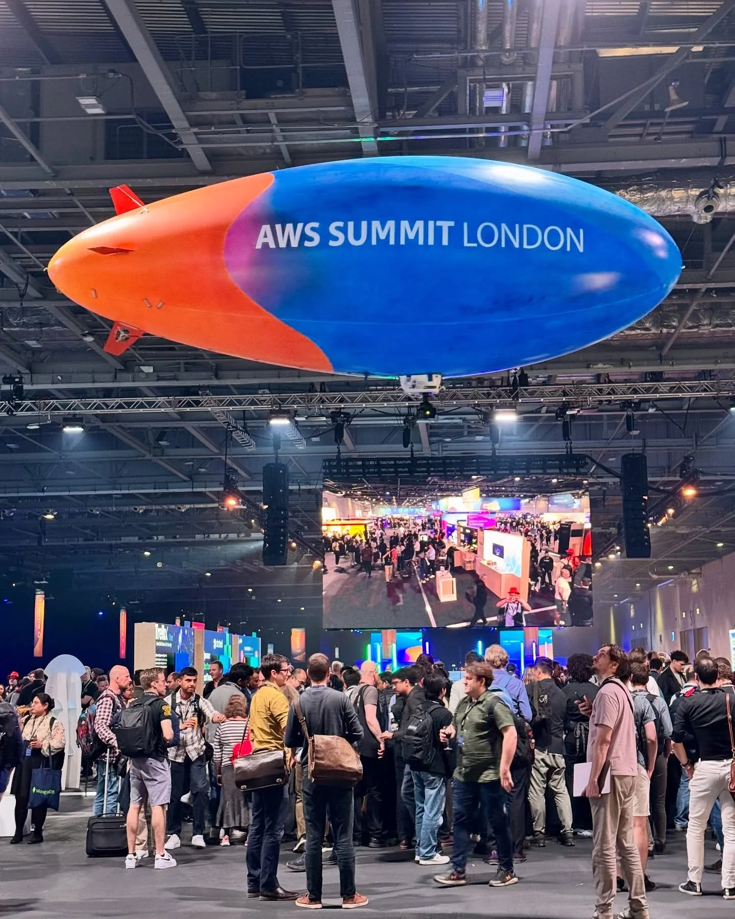 Flying high, and low, above 25,000 people at the AWS Summit London this week for our amazing client, Sleek Events.
.
We were approached to create a customised airship with onboard camera system to fly throughout the 68,000sq ft show space delivering 