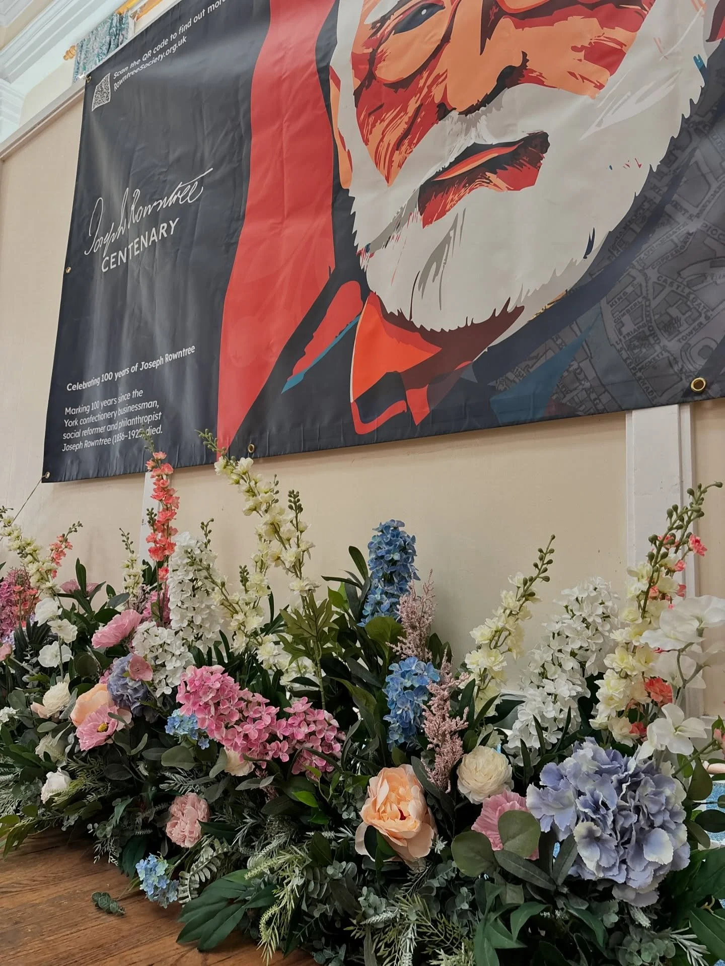 🍬🍭🍫 Last month we visited York to bring some floral impact to a very special event.

Celebrating 100 years of confectioner and philanthropist Joseph Rowntree 🍬

Thank you to the team @jrf_uk for trusting our vision 🌸🍬🌸 

#florist #eventflorist