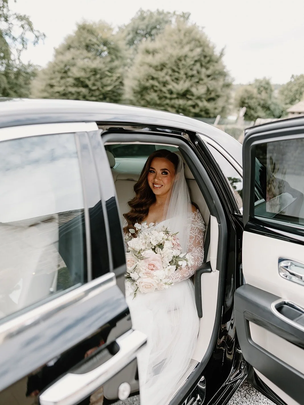 C&amp;C a summer wedding day at Bolton Abbey&rsquo;s Tithe Barn 

Timeless florals with a modern twist 🤍 congratulations to the lovely bride and groom @caffydw 

Insane Gallery shared from @amykatherinephotography 

@amykatherinephotography 
@caffyd