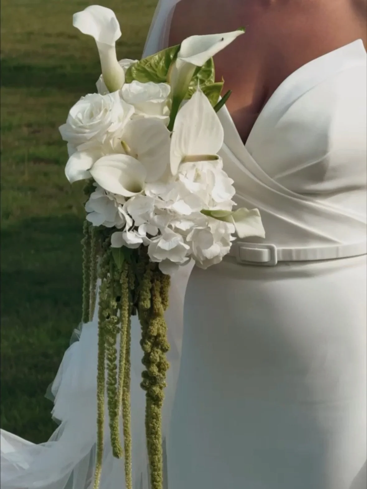 A moment for India and her bouquet 🤍

Loved creating this modern elegant bouquet for the lovely @indsgram 

@staceyjevansweddings 
@priory_cottages 
@theaislebridal 
@cj_makeupartist_bridal 

#bride #wedding #bridal #florist #weddingflorist #ukbride