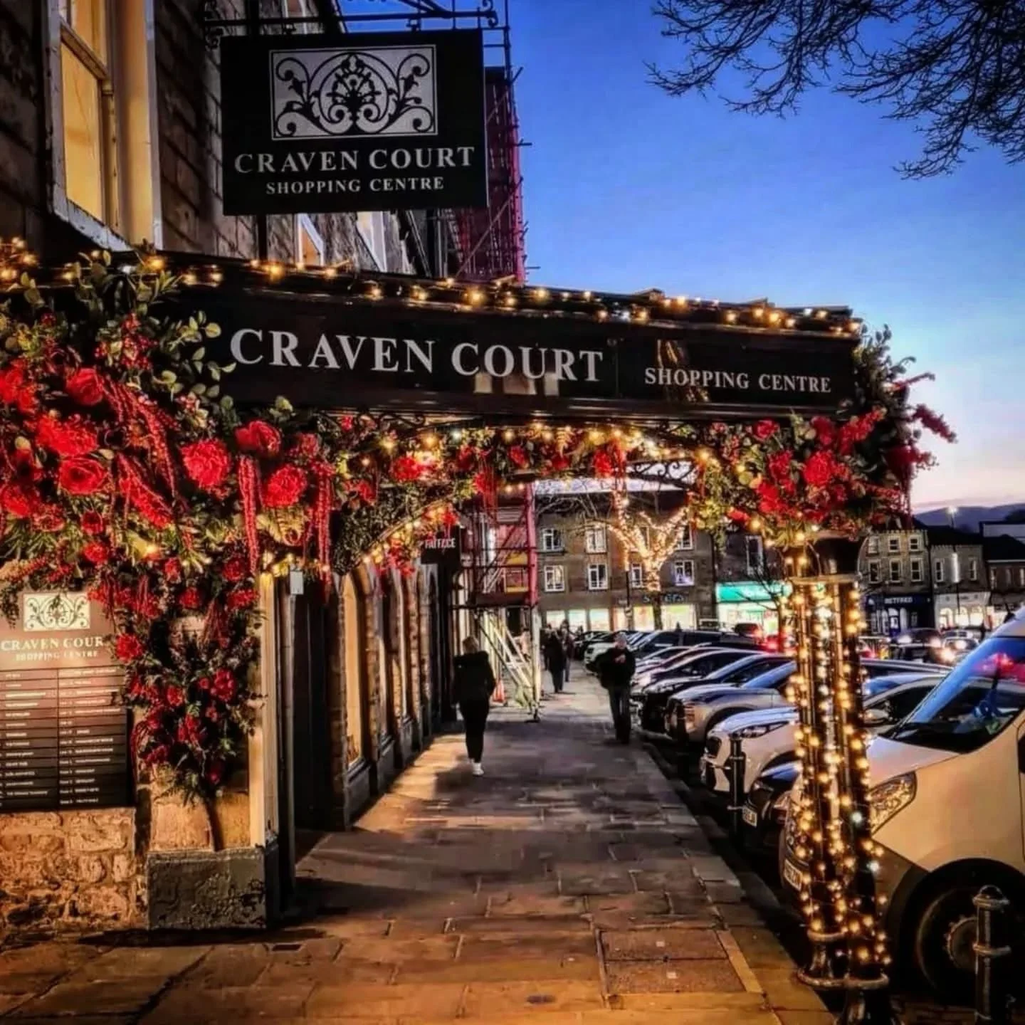 Seasonal swap over at @cravencourtskipton red berry wonderland giving all the festive vibes ❤️🎄

#christmas #floralinstallation #flowersofinstagram