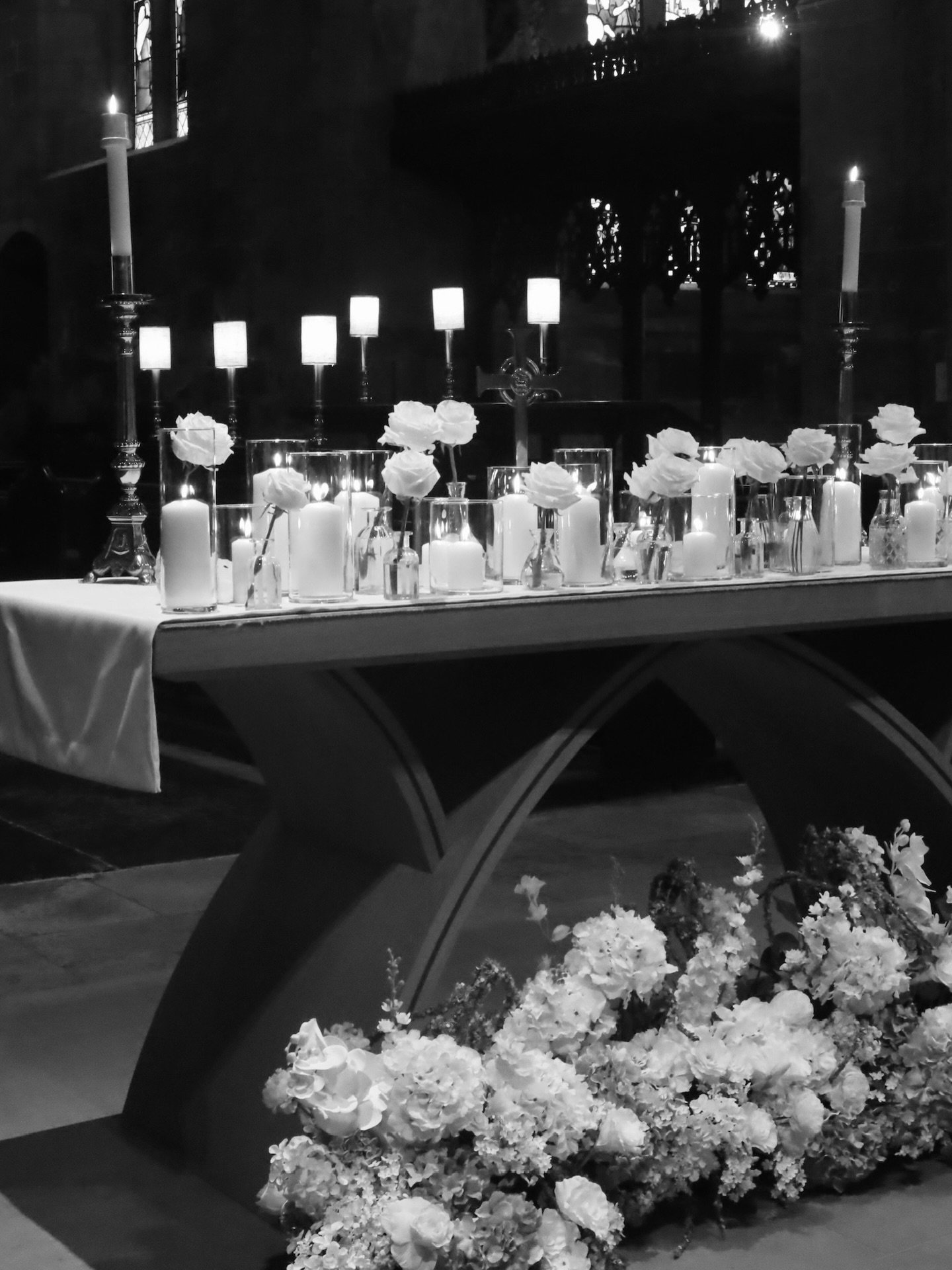 Single white rose stems placed beside candles, a gentle way to remember the loved ones watching from afar 🤍✨ A beautiful nod to those forever in our hearts on the most special day.

@weddingsbysevenphoto 
@indsgram 

#wedding #florist #ukweddingflor