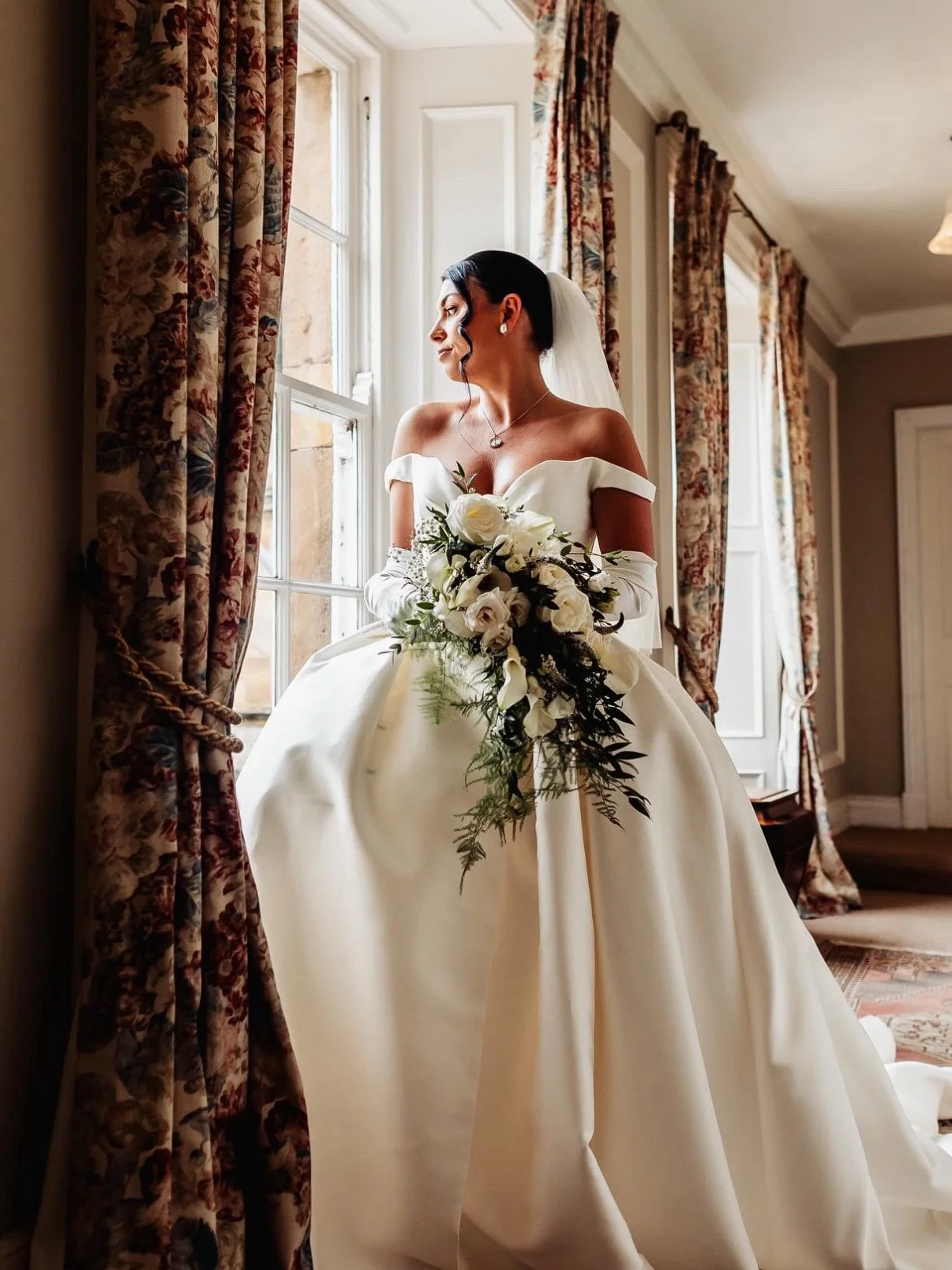 This bouquet ✨

Cascading bridal bouquet created using a wire base. Trailing Roses, Calla Lily and textured foliages. Timelessly beautiful.

#weddingflorist #bridalbouquet #eventflorist #ukwedding